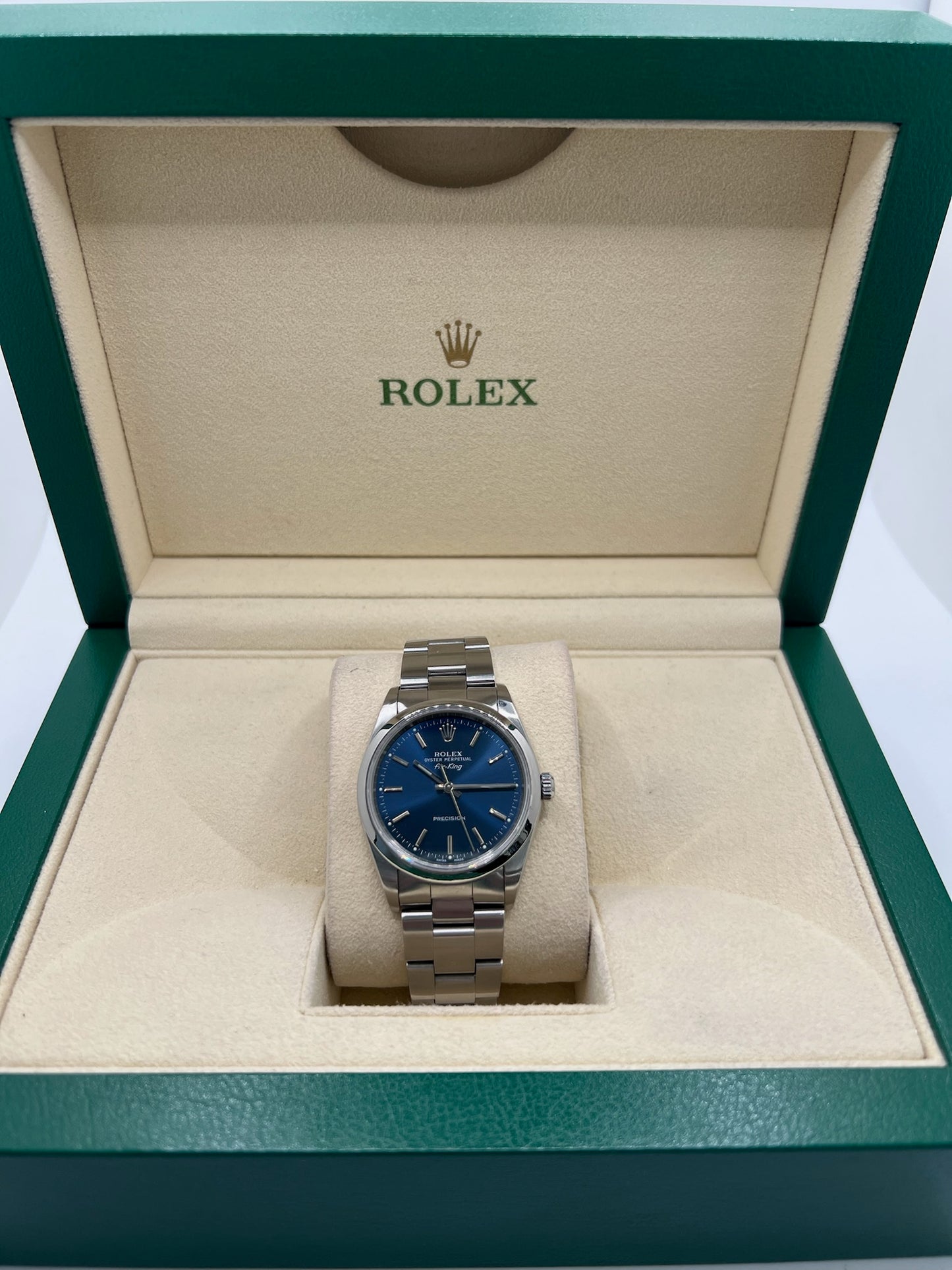 Découvrez la montre Rolex Air-King 14000M, un modèle emblématique de la célèbre marque suisse. Cette montre de luxe est accompagnée de sa boîte d'origine, garantissant son authenticité et sa valeur. Avec son design intemporel et sa précision exceptionnelle, la Rolex Air-King 14000M est l'accessoire idéal pour les collectionneurs et les amateurs de montres haut de gamme.