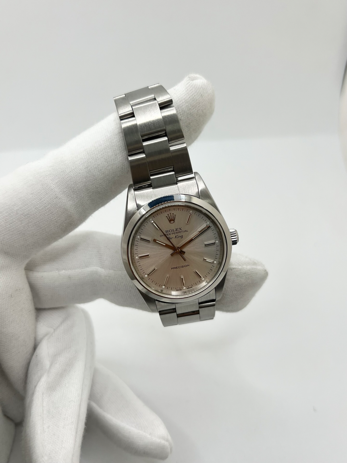 Montre Rolex Air King 14000, un modèle emblématique de la maison Rolex alliant élégance et sobriété. Équipée d’un mouvement automatique, cette montre de la collection Air King se distingue par son design intemporel et ses lignes épurées. La Rolex Air King référence 14000 séduit les amateurs d’horlogerie de luxe par son style classique et sa polyvalence. Une montre Rolex raffinée, idéale pour un usage quotidien ou pour enrichir une collection de montres de prestige.