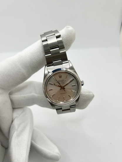 Montre Rolex Air King 14000, un modèle emblématique de la maison Rolex alliant élégance et sobriété. Équipée d’un mouvement automatique, cette montre de la collection Air King se distingue par son design intemporel et ses lignes épurées. La Rolex Air King référence 14000 séduit les amateurs d’horlogerie de luxe par son style classique et sa polyvalence. Une montre Rolex raffinée, idéale pour un usage quotidien ou pour enrichir une collection de montres de prestige.