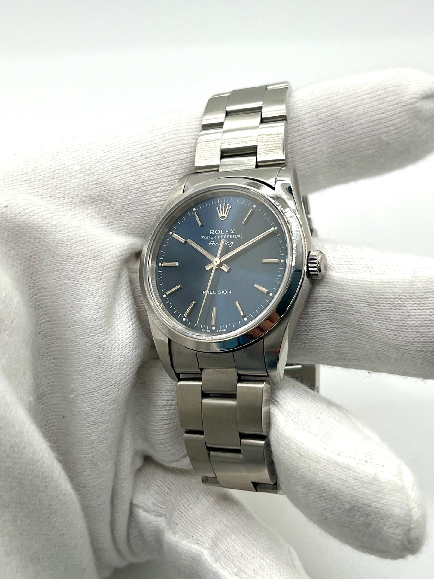 Découvrez la montre Rolex Air-King 14000M, un modèle emblématique de la célèbre marque suisse. Cette montre de luxe est accompagnée de sa boîte d'origine, garantissant son authenticité et sa valeur. Avec son design intemporel et sa précision exceptionnelle, la Rolex Air-King 14000M est l'accessoire idéal pour les collectionneurs et les amateurs de montres haut de gamme.