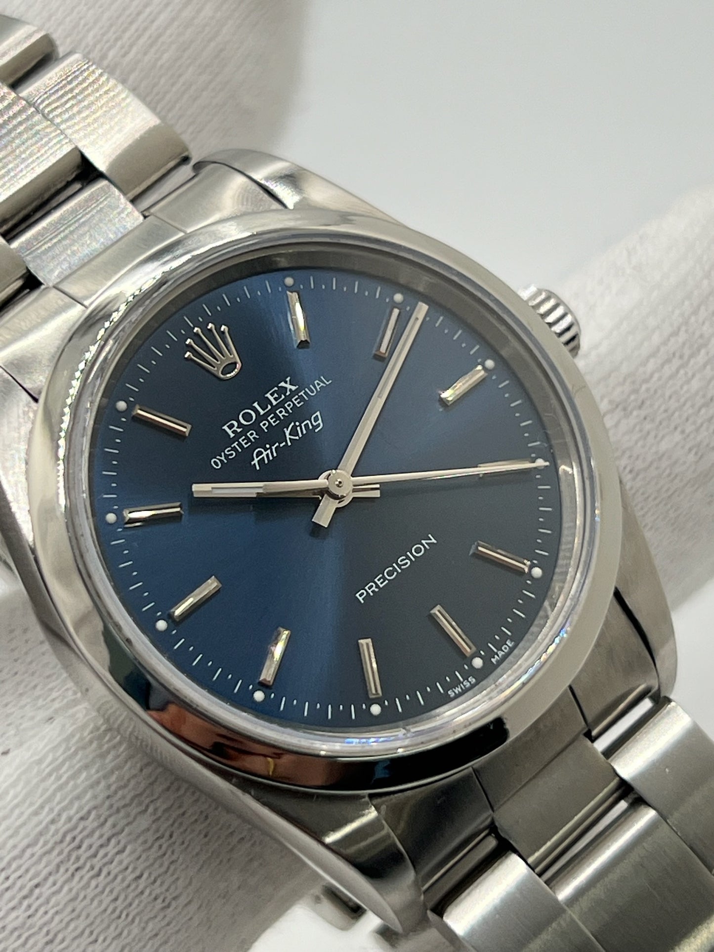 Découvrez la montre Rolex Air-King 14000M, un modèle emblématique de la célèbre marque suisse. Cette montre de luxe est accompagnée de sa boîte d'origine, garantissant son authenticité et sa valeur. Avec son design intemporel et sa précision exceptionnelle, la Rolex Air-King 14000M est l'accessoire idéal pour les collectionneurs et les amateurs de montres haut de gamme.