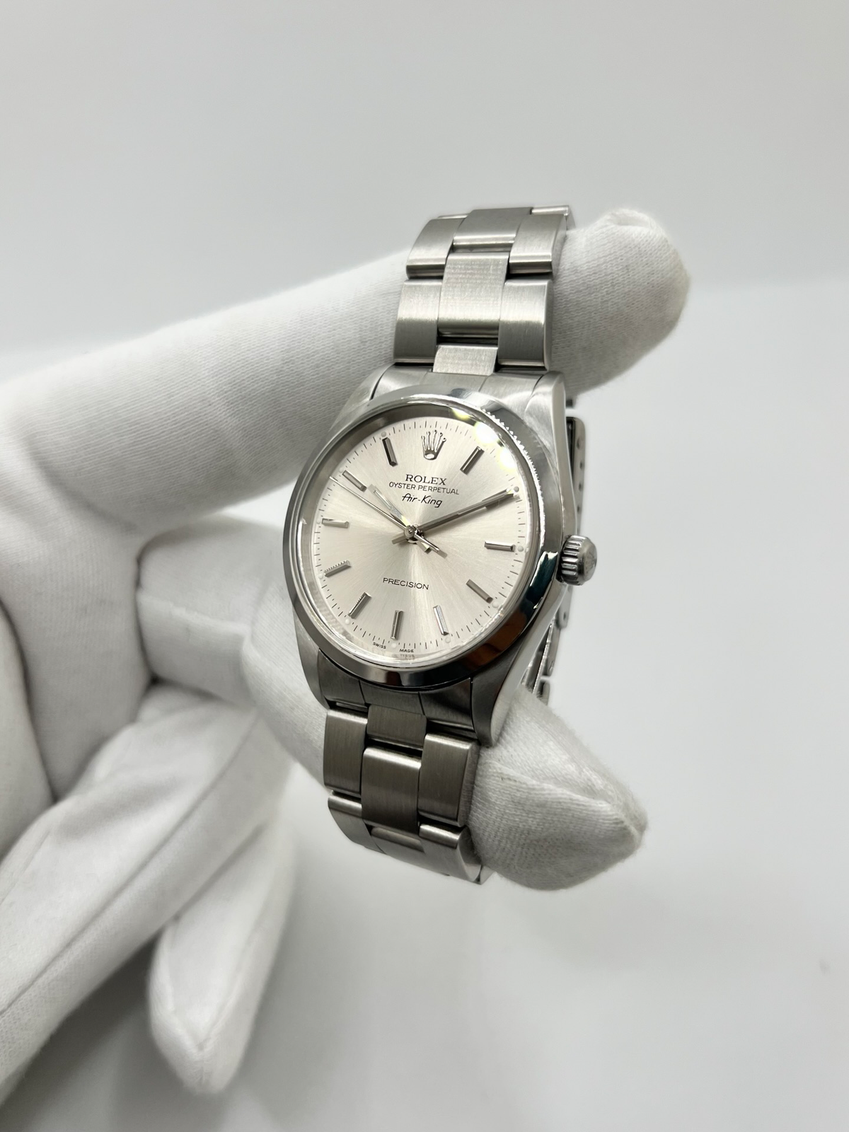Montre Rolex Air King 14000, un modèle emblématique de la maison Rolex alliant élégance et sobriété. Équipée d’un mouvement automatique, cette montre de la collection Air King se distingue par son design intemporel et ses lignes épurées. La Rolex Air King référence 14000 séduit les amateurs d’horlogerie de luxe par son style classique et sa polyvalence. Une montre Rolex raffinée, idéale pour un usage quotidien ou pour enrichir une collection de montres de prestige.