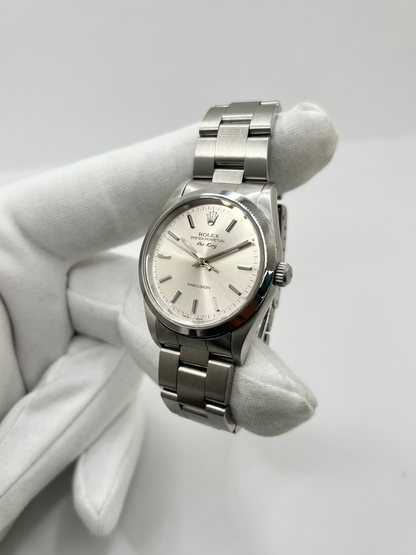 Montre Rolex Air King 14000, un modèle emblématique de la maison Rolex alliant élégance et sobriété. Équipée d’un mouvement automatique, cette montre de la collection Air King se distingue par son design intemporel et ses lignes épurées. La Rolex Air King référence 14000 séduit les amateurs d’horlogerie de luxe par son style classique et sa polyvalence. Une montre Rolex raffinée, idéale pour un usage quotidien ou pour enrichir une collection de montres de prestige.