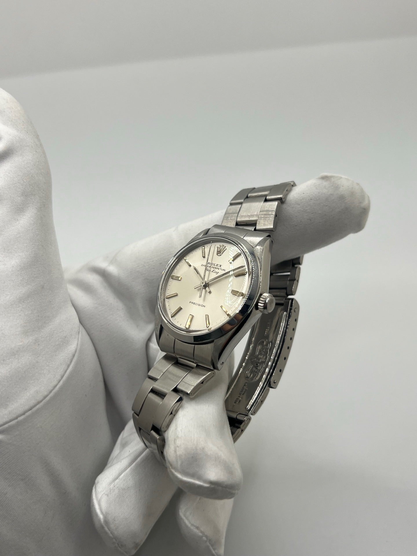 Montre Air King référence 5500 en acier avec cadran argent. Modèle vintage des années 1970 doté d’un mouvement automatique calibre 1520 et d’un boîtier de 34 mm. Verre plexiglas et bracelet acier avec boucle pliante. Montre élégante et intemporelle, appréciée pour son design classique et sa fiabilité. Pièce d’horlogerie idéale pour les amateurs de montres vintage recherchant un modèle discret et emblématique.