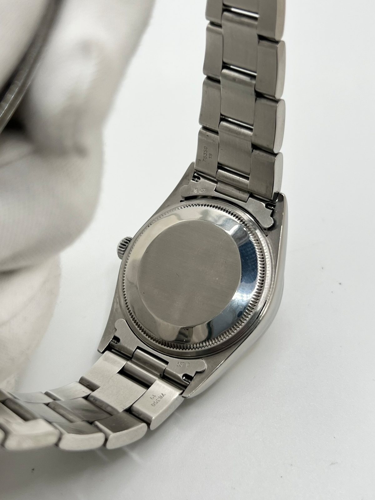 Montre Rolex Air King 14000, un modèle emblématique de la maison Rolex alliant élégance et sobriété. Équipée d’un mouvement automatique, cette montre de la collection Air King se distingue par son design intemporel et ses lignes épurées. La Rolex Air King référence 14000 séduit les amateurs d’horlogerie de luxe par son style classique et sa polyvalence. Une montre Rolex raffinée, idéale pour un usage quotidien ou pour enrichir une collection de montres de prestige.