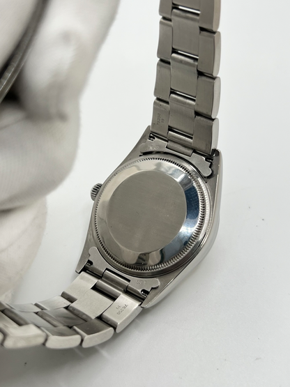 Montre Rolex Air King 14000, un modèle emblématique de la maison Rolex alliant élégance et sobriété. Équipée d’un mouvement automatique, cette montre de la collection Air King se distingue par son design intemporel et ses lignes épurées. La Rolex Air King référence 14000 séduit les amateurs d’horlogerie de luxe par son style classique et sa polyvalence. Une montre Rolex raffinée, idéale pour un usage quotidien ou pour enrichir une collection de montres de prestige.
