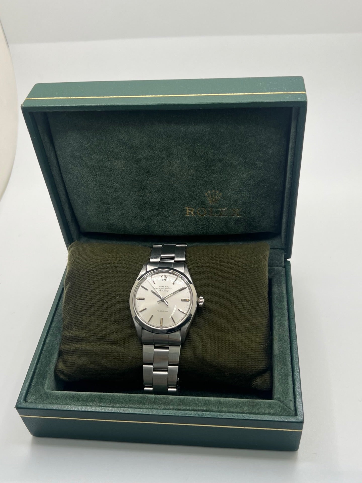 Montre Air King référence 5500 en acier avec cadran argent. Modèle vintage des années 1970 doté d’un mouvement automatique calibre 1520 et d’un boîtier de 34 mm. Verre plexiglas et bracelet acier avec boucle pliante. Montre élégante et intemporelle, appréciée pour son design classique et sa fiabilité. Pièce d’horlogerie idéale pour les amateurs de montres vintage recherchant un modèle discret et emblématique.