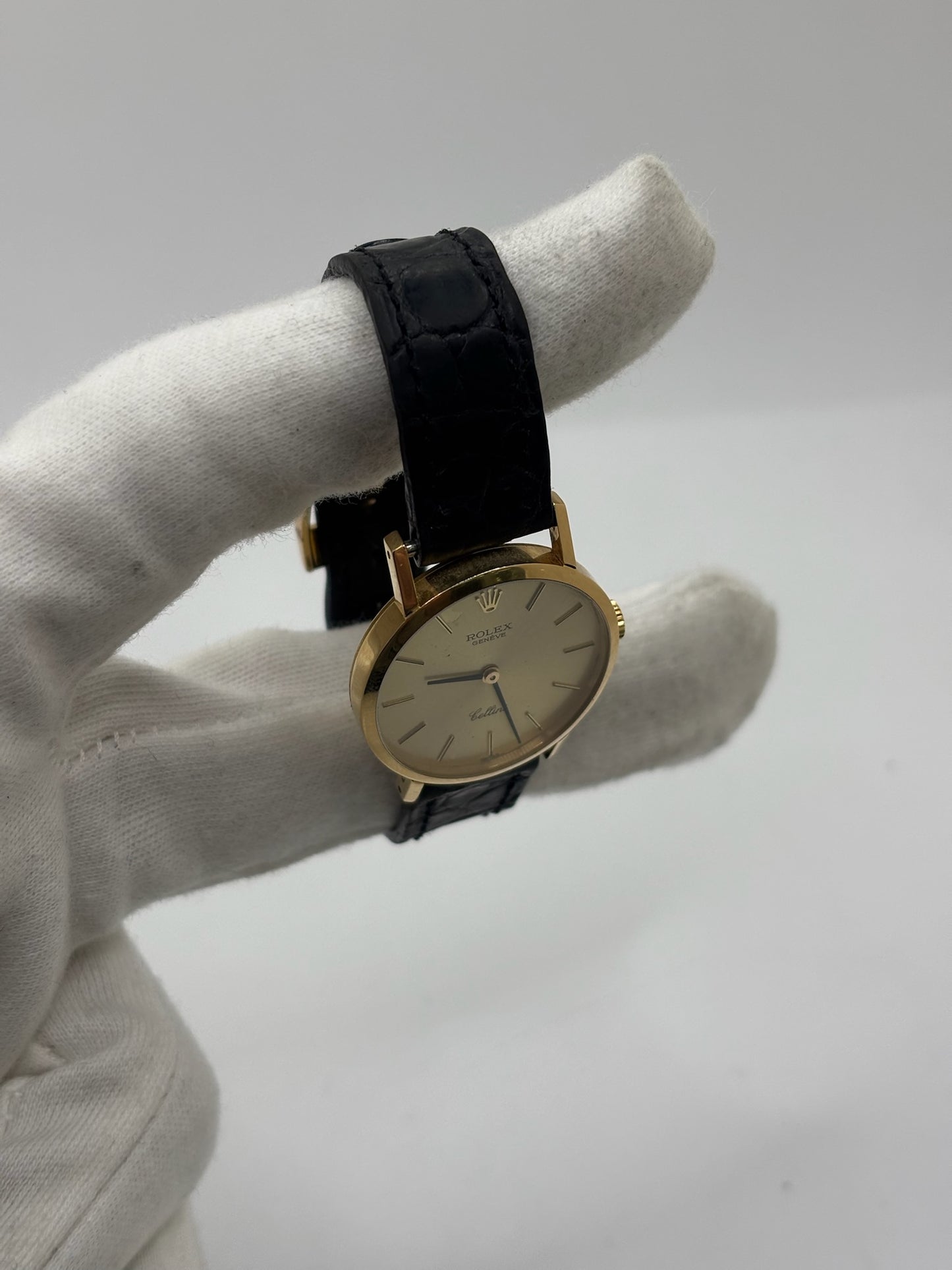 Montre Rolex Cellini référence 4109 vintage en or jaune de 1976, équipée d’un mouvement à remontage manuel calibre 1601. Boîtier de 26 mm en or jaune avec lunette assortie, cadran doré à index bâtons et verre saphir. Bracelet en cuir noir avec boucle ardillon en acier. Montre femme élégante d’occasion en bon état présentant des traces d’usure visibles (rayures et petites marques). Révisée en interne le 30 juin 2026, livrée avec coffret d’origine sans papiers.