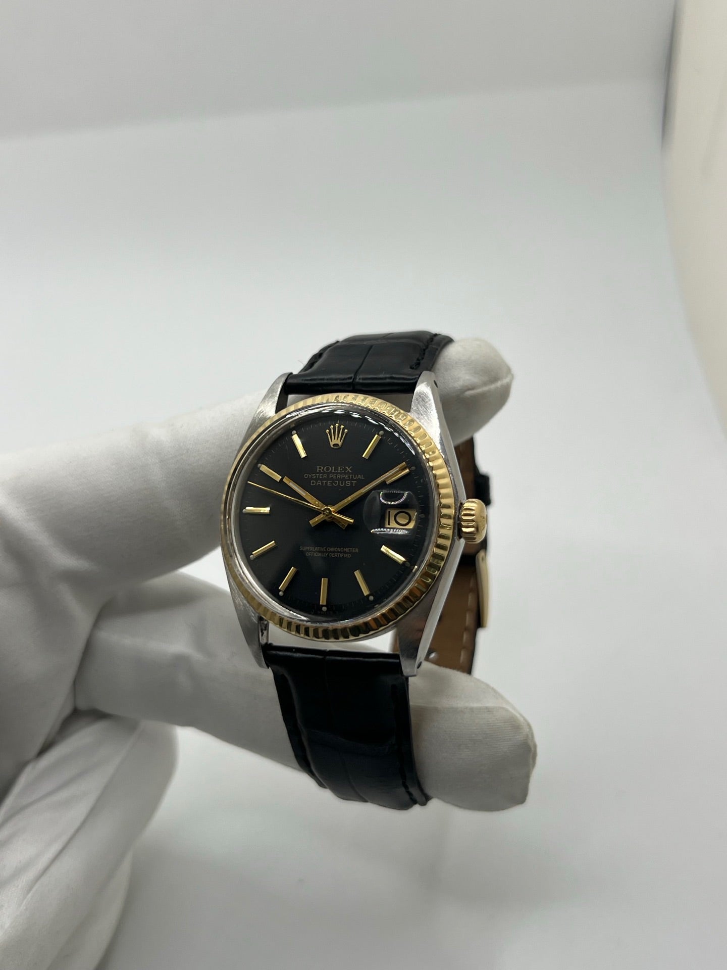 Montre Rolex Datejust 1601 de 1969 en acier et or jaune avec boîtier Oyster de 36 mm et lunette cannelée emblématique. Cadran noir d’origine offrant élégance et contraste, animé par un mouvement automatique révisé pour une précision optimale. Modèle vintage iconique en très bon état, monté sur bracelet cuir avec boucle, livré avec boîte Rolex. Pièce intemporelle, idéale pour collectionneur ou amateur de montres de prestige. Garantie 1 an.
