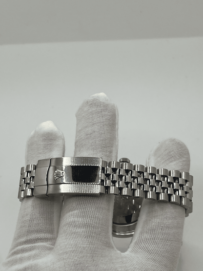 Découvrez la Rolex Datejust 41 réf. 126334 avec son élégant bracelet Jubilee et sa boîte d'origine. Ce modèle iconique allie raffinement et précision horlogère, idéal pour les amateurs de montres de luxe. Son design intemporel et ses finitions haut de gamme en font une pièce d’exception. Ne manquez pas cette montre Rolex Datejust 41 mm, symbole d’élégance et de prestige.