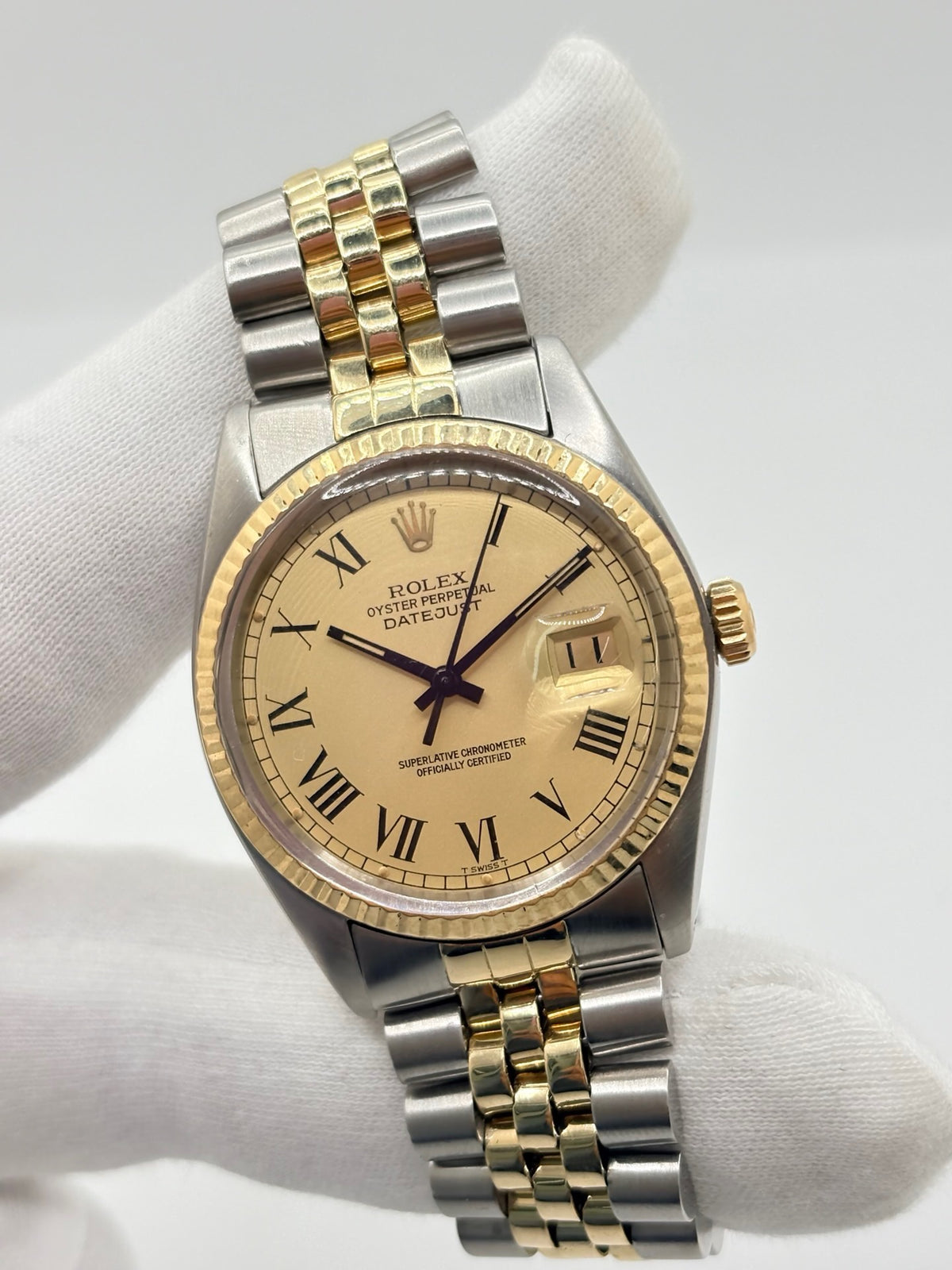 Montre Rolex Datejust 16013 vintage en très bon état, datant de 1979, équipée d’un mouvement automatique calibre 3035 avec 42 heures de réserve de marche. Son boîtier de 36 mm en or et acier possède une lunette en or jaune et un verre Plexiglas. Son cadran or à chiffres romains est accompagné d’un bracelet or et acier. Cette Rolex Datejust dispose également d’une fonction date et d’une étanchéité à 10 ATM.