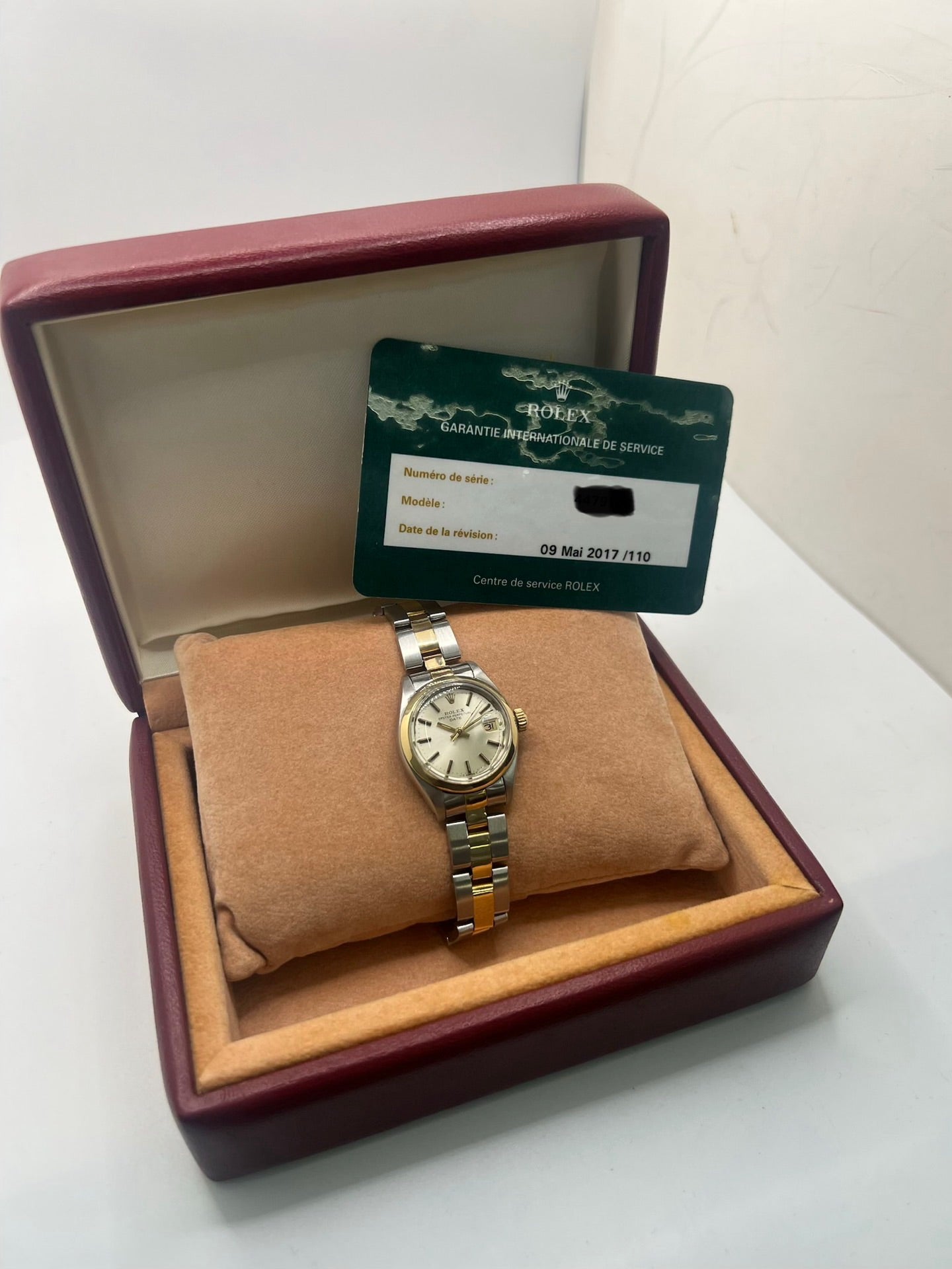 Rolex Lady-Datejust 69173 en acier et or jaune 18 carats, montre automatique pour femme de 26 mm avec cadran champagne, verre saphir et fonction date. Cette Rolex Datejust vintage de 1975 est équipée du calibre Rolex 2135, révisée et en très bon état. Livrée avec son coffret d'origine et garantie 1 an, cette Rolex Lady-Datejust allie élégance intemporelle, précision suisse et valeur de collection.
