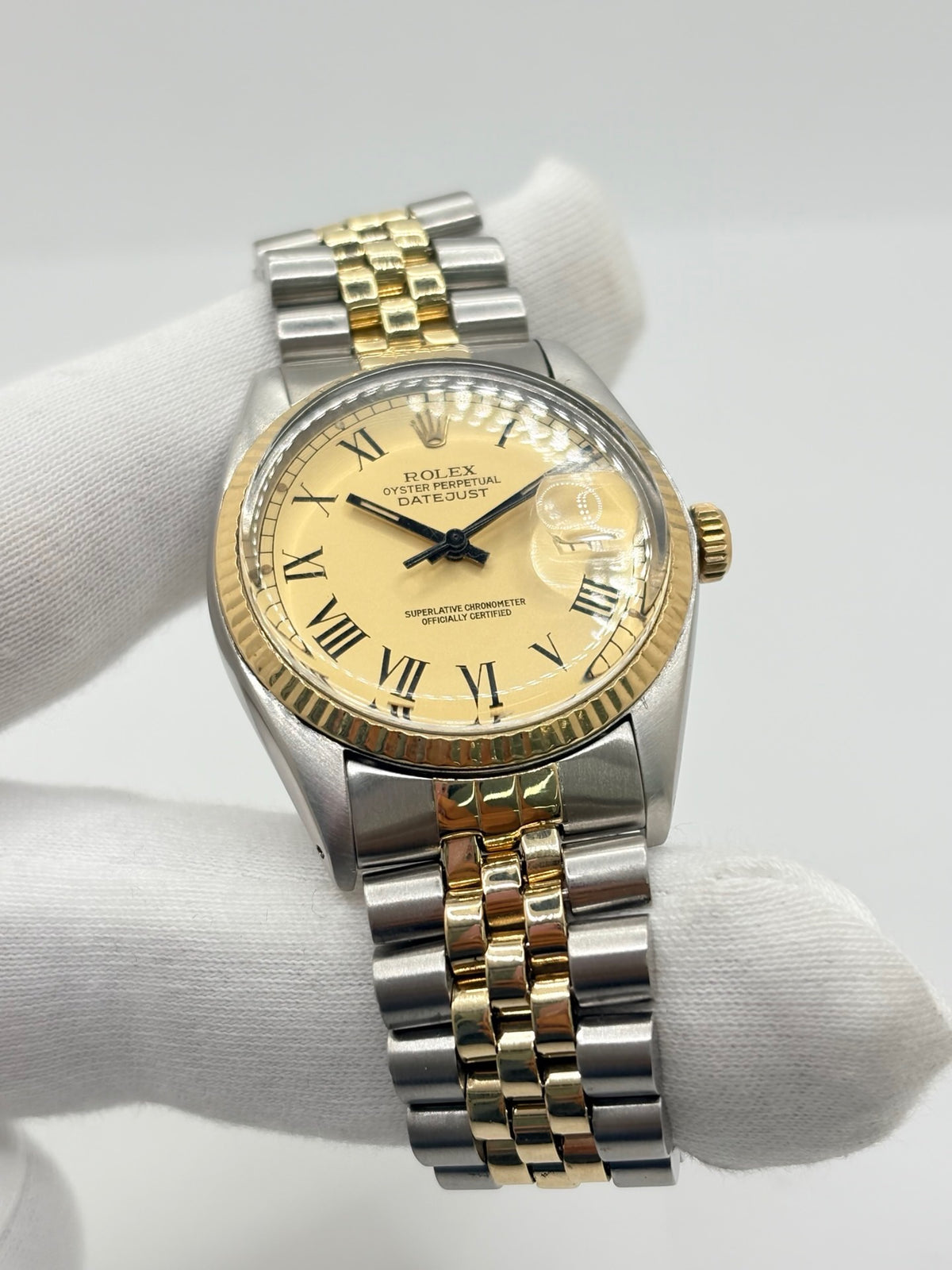 Montre Rolex Datejust 16013 vintage en très bon état, datant de 1979, équipée d’un mouvement automatique calibre 3035 avec 42 heures de réserve de marche. Son boîtier de 36 mm en or et acier possède une lunette en or jaune et un verre Plexiglas. Son cadran or à chiffres romains est accompagné d’un bracelet or et acier. Cette Rolex Datejust dispose également d’une fonction date et d’une étanchéité à 10 ATM.