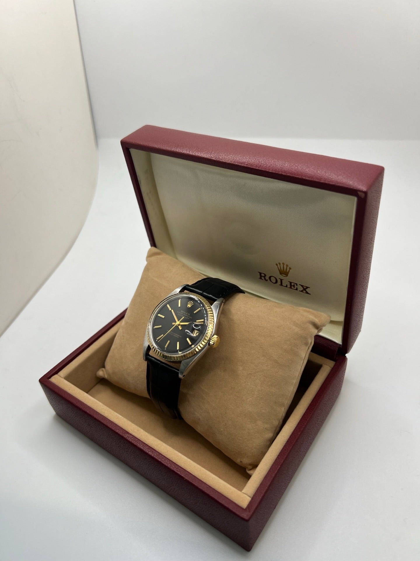 Montre Rolex Datejust 1601 de 1969 en acier et or jaune avec boîtier Oyster de 36 mm et lunette cannelée emblématique. Cadran noir d’origine offrant élégance et contraste, animé par un mouvement automatique révisé pour une précision optimale. Modèle vintage iconique en très bon état, monté sur bracelet cuir avec boucle, livré avec boîte Rolex. Pièce intemporelle, idéale pour collectionneur ou amateur de montres de prestige. Garantie 1 an.