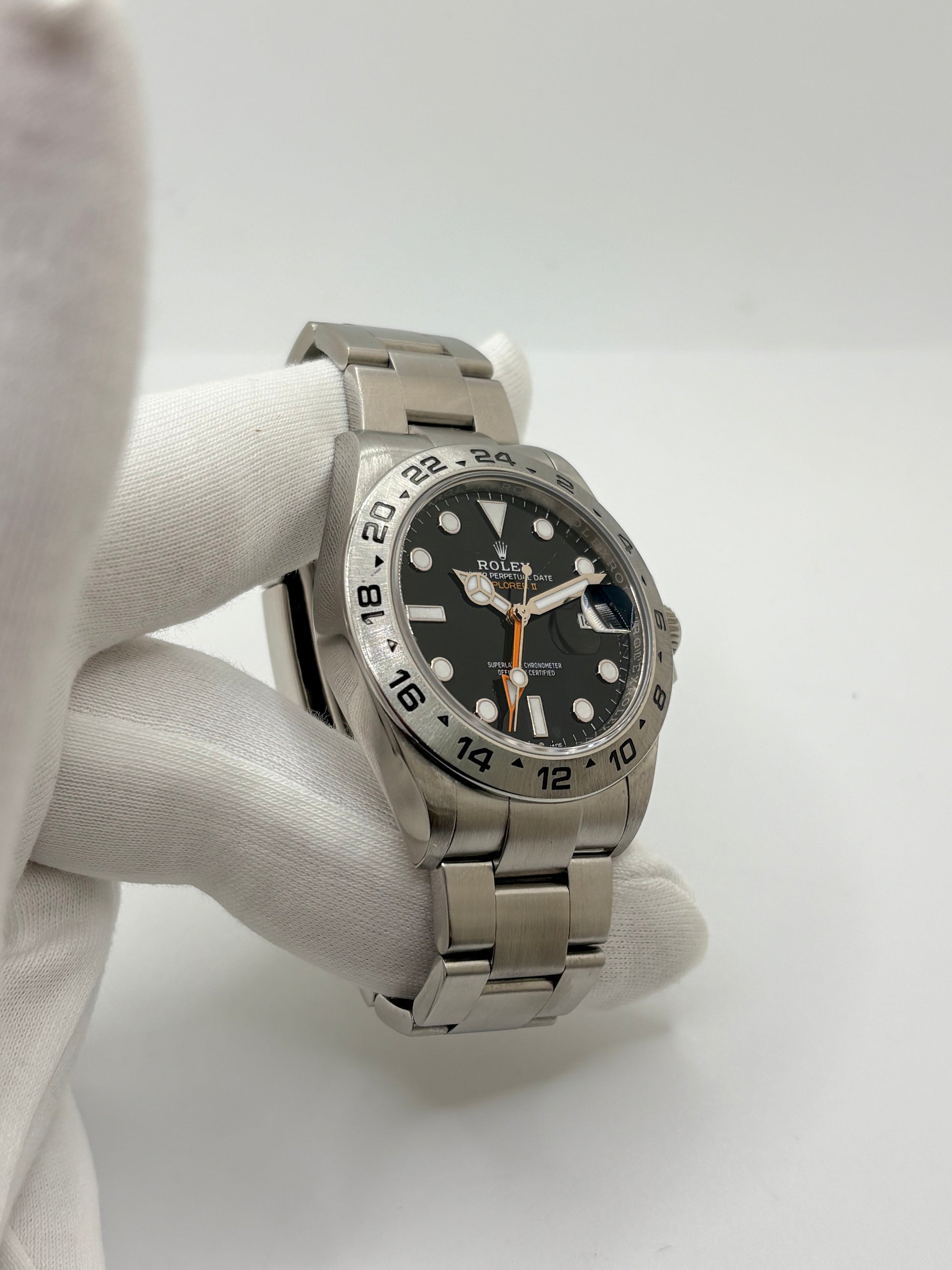 Rolex Explorer II 226570, montre automatique en acier avec boîtier de 42 mm et cadran noir. Cette montre Rolex Explorer II est équipée du calibre 3285, offrant une réserve de marche de 70 heures, ainsi que des fonctions date et GMT. Son verre saphir, son bracelet en acier et son design sportif et élégant en font un garde-temps emblématique de la collection Rolex Explorer. Modèle de 2022, livré avec coffret et papiers d’origine.