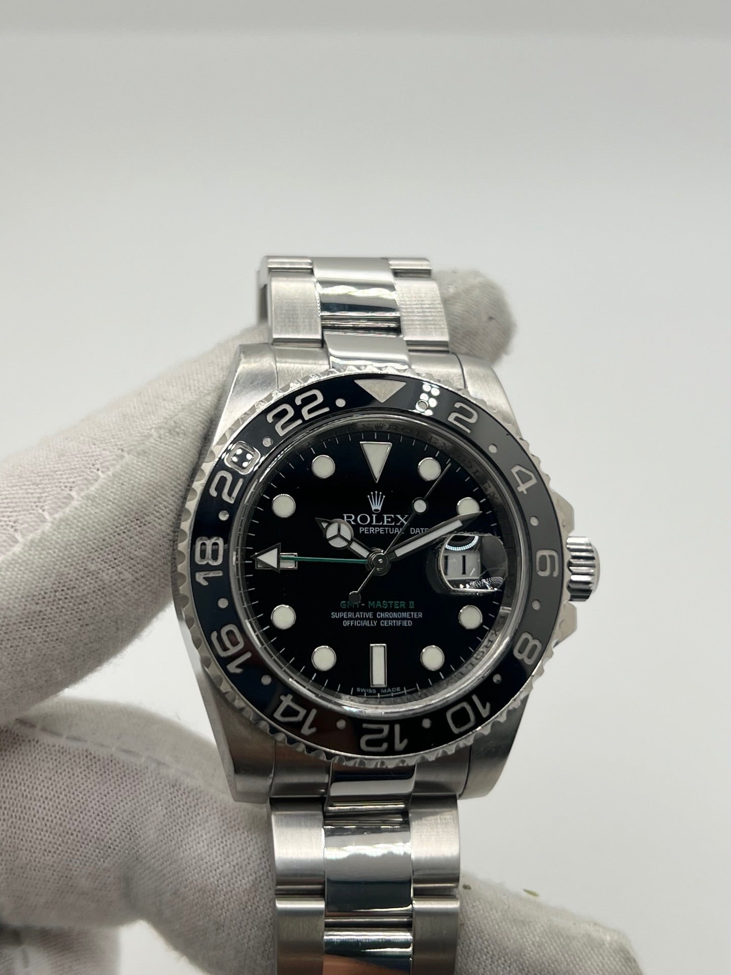 Montre GMT-Master II référence 116710LN en acier avec cadran noir et lunette en céramique noire. Modèle emblématique doté d’un mouvement automatique calibre 3186 avec fonction GMT permettant l’affichage d’un second fuseau horaire. Boîtier de 40 mm avec verre saphir et bracelet acier avec boucle pliante. Montre sportive et élégante, appréciée pour sa robustesse, sa lisibilité et son design iconique dans l’univers de l’horlogerie suisse.