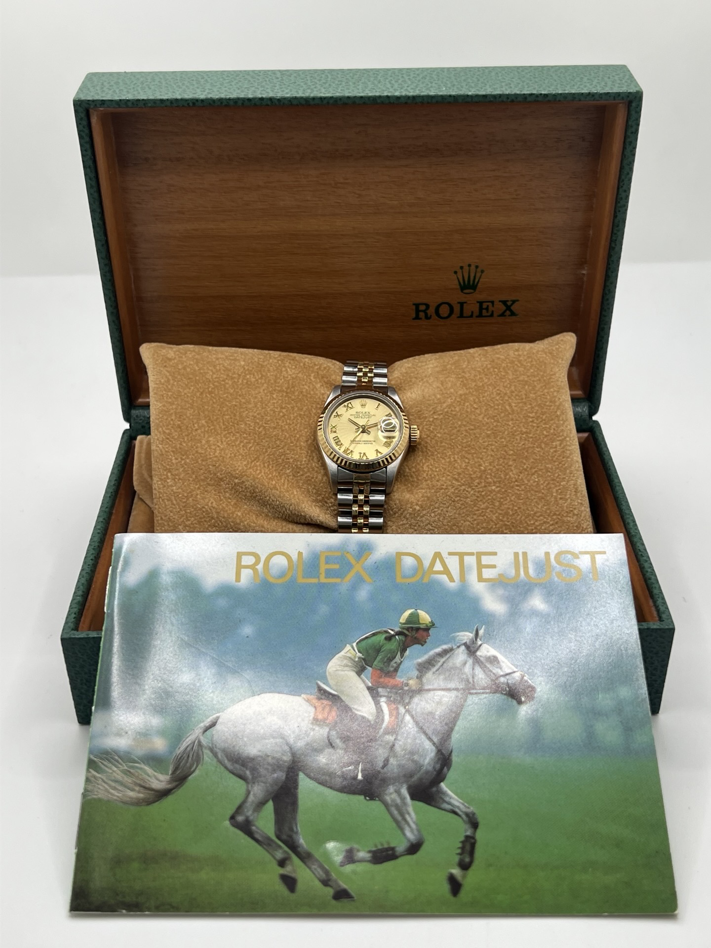 Montre Rolex Lady-Datejust 69173 de 1983 en acier et or jaune avec cadran champagne à chiffres romains, lunette cannelée et bracelet Jubilé. Cette Rolex Lady-Datejust 26 mm automatique est équipée du calibre Rolex 2135 avec affichage de la date et verre saphir. Élégante et intemporelle, cette Rolex femme vintage associe raffinement et confort grâce à son bracelet iconique acier et or. Montre livrée avec boîte d’origine, certificat d’authenticité et garantie 1 an.