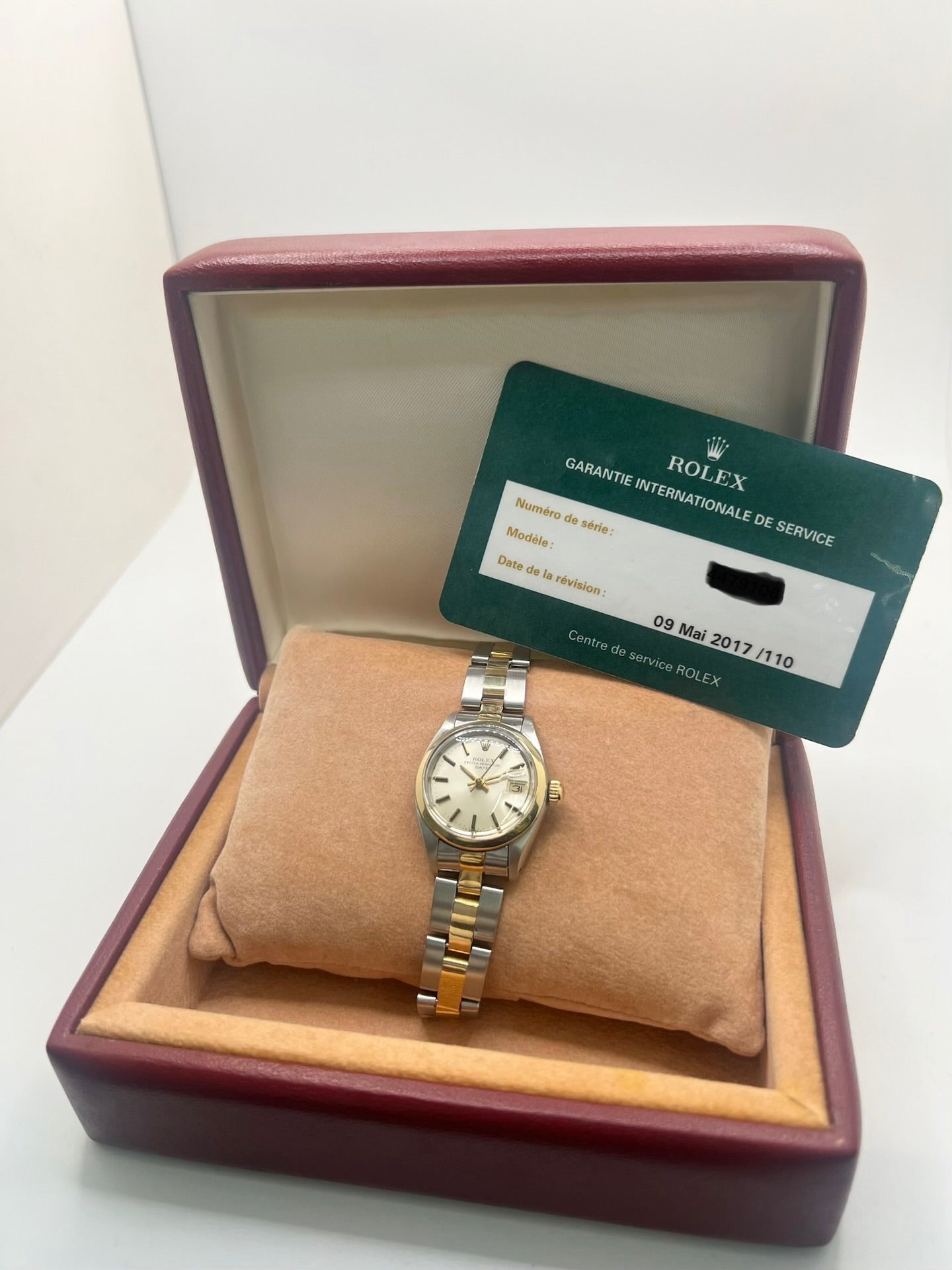 Rolex Lady-Datejust 69173 en acier et or jaune 18 carats, montre automatique pour femme de 26 mm avec cadran champagne, verre saphir et fonction date. Cette Rolex Datejust vintage de 1975 est équipée du calibre Rolex 2135, révisée et en très bon état. Livrée avec son coffret d'origine et garantie 1 an, cette Rolex Lady-Datejust allie élégance intemporelle, précision suisse et valeur de collection.