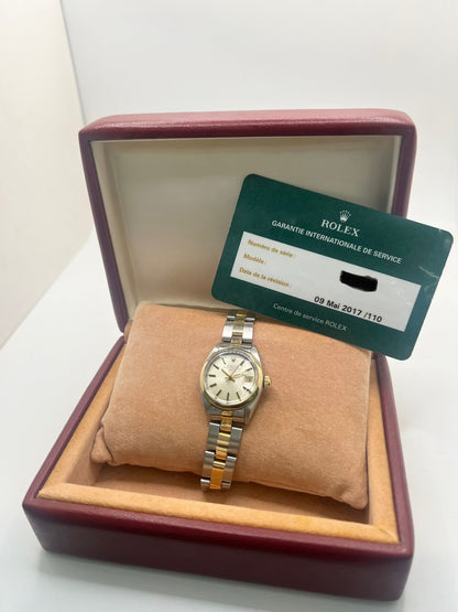 Rolex Lady-Datejust 69173 en acier et or jaune 18 carats, montre automatique pour femme de 26 mm avec cadran champagne, verre saphir et fonction date. Cette Rolex Datejust vintage de 1975 est équipée du calibre Rolex 2135, révisée et en très bon état. Livrée avec son coffret d'origine et garantie 1 an, cette Rolex Lady-Datejust allie élégance intemporelle, précision suisse et valeur de collection.