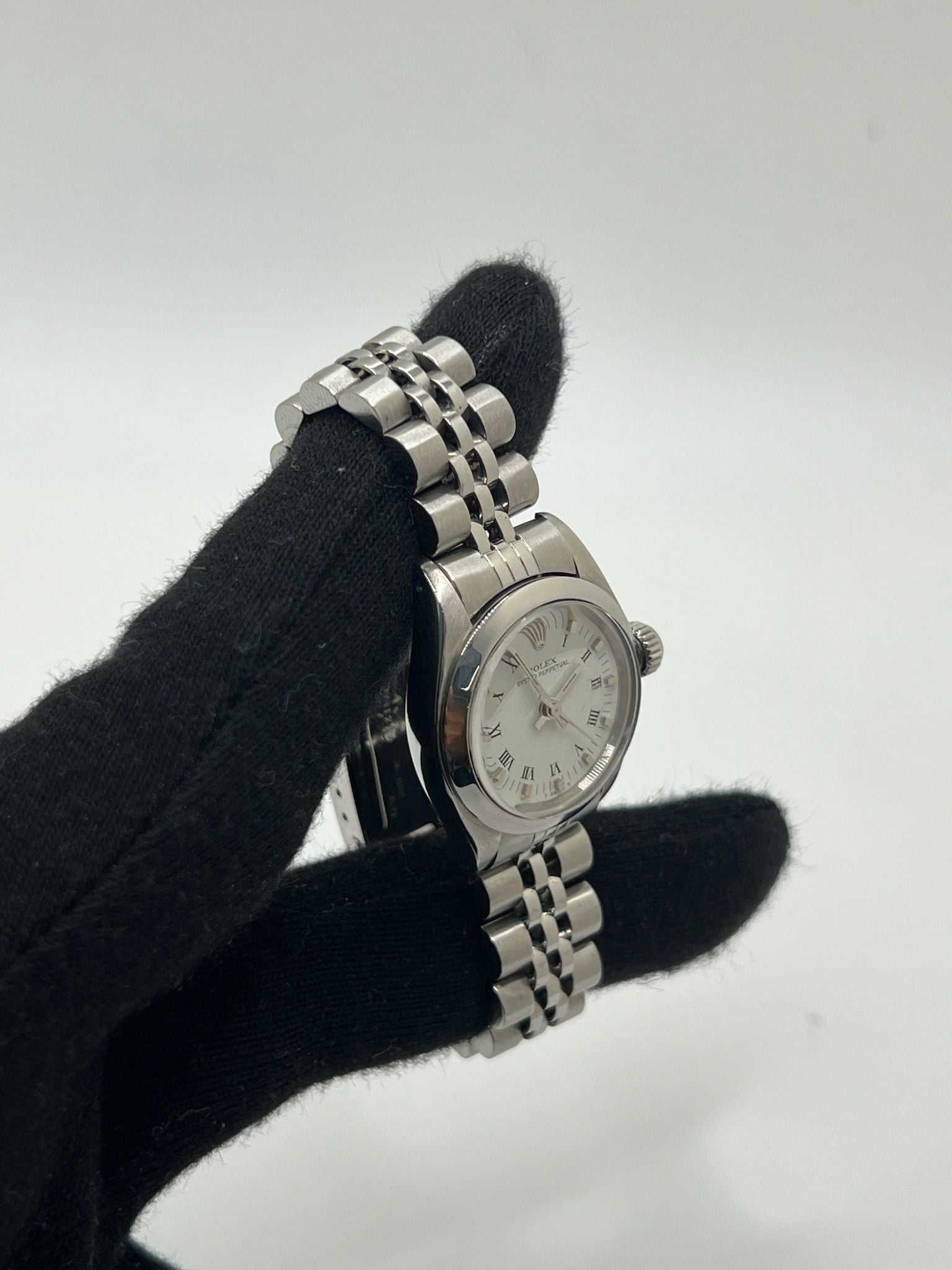 Découvrez la Rolex Oyster Perpetual Lady 26 mm, une montre automatique pour femme alliant élégance intemporelle et précision suisse. Ce modèle emblématique en acier, au cadran blanc raffiné, est parfait pour un usage quotidien ou des occasions spéciales. Avec son boîtier de 26 mm et son bracelet en acier, cette montre Rolex féminine incarne le luxe discret et la fiabilité de la maison horlogère.