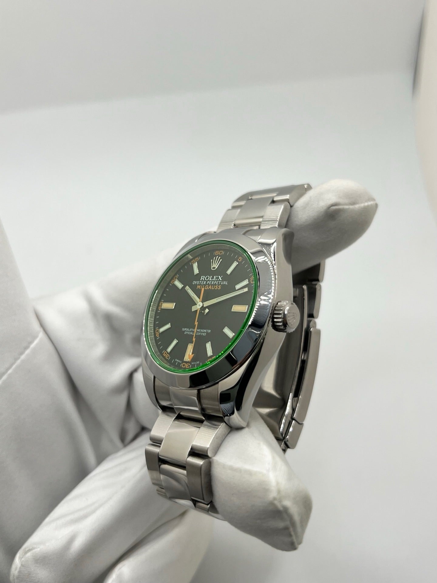 Montre Rolex Milgauss 116400GV en acier avec mouvement automatique calibre 3131, dotée d’un cadran noir sans chiffres et d’un verre saphir teinté vert emblématique. Boîtier de 40 mm étanche à 10 ATM avec bracelet acier assorti. Modèle iconique conçu pour résister aux champs magnétiques, en très bon état avec légères micro-rayures. Révisée en 2025, livrée avec coffret et papiers d’origine, disponible à Paris.