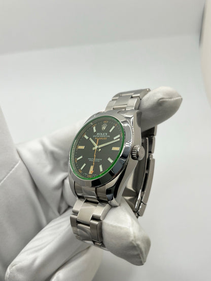 Montre Rolex Milgauss 116400GV en acier avec mouvement automatique calibre 3131, dotée d’un cadran noir sans chiffres et d’un verre saphir teinté vert emblématique. Boîtier de 40 mm étanche à 10 ATM avec bracelet acier assorti. Modèle iconique conçu pour résister aux champs magnétiques, en très bon état avec légères micro-rayures. Révisée en 2025, livrée avec coffret et papiers d’origine, disponible à Paris.