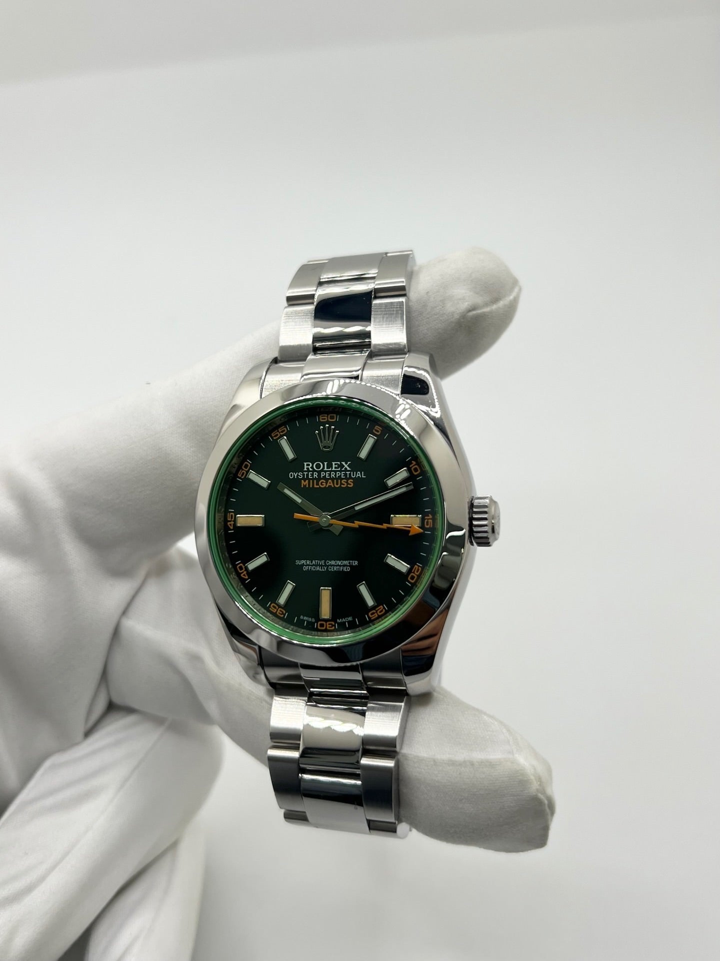 Montre Rolex Milgauss 116400GV en acier avec mouvement automatique calibre 3131, dotée d’un cadran noir sans chiffres et d’un verre saphir teinté vert emblématique. Boîtier de 40 mm étanche à 10 ATM avec bracelet acier assorti. Modèle iconique conçu pour résister aux champs magnétiques, en très bon état avec légères micro-rayures. Révisée en 2025, livrée avec coffret et papiers d’origine, disponible à Paris.