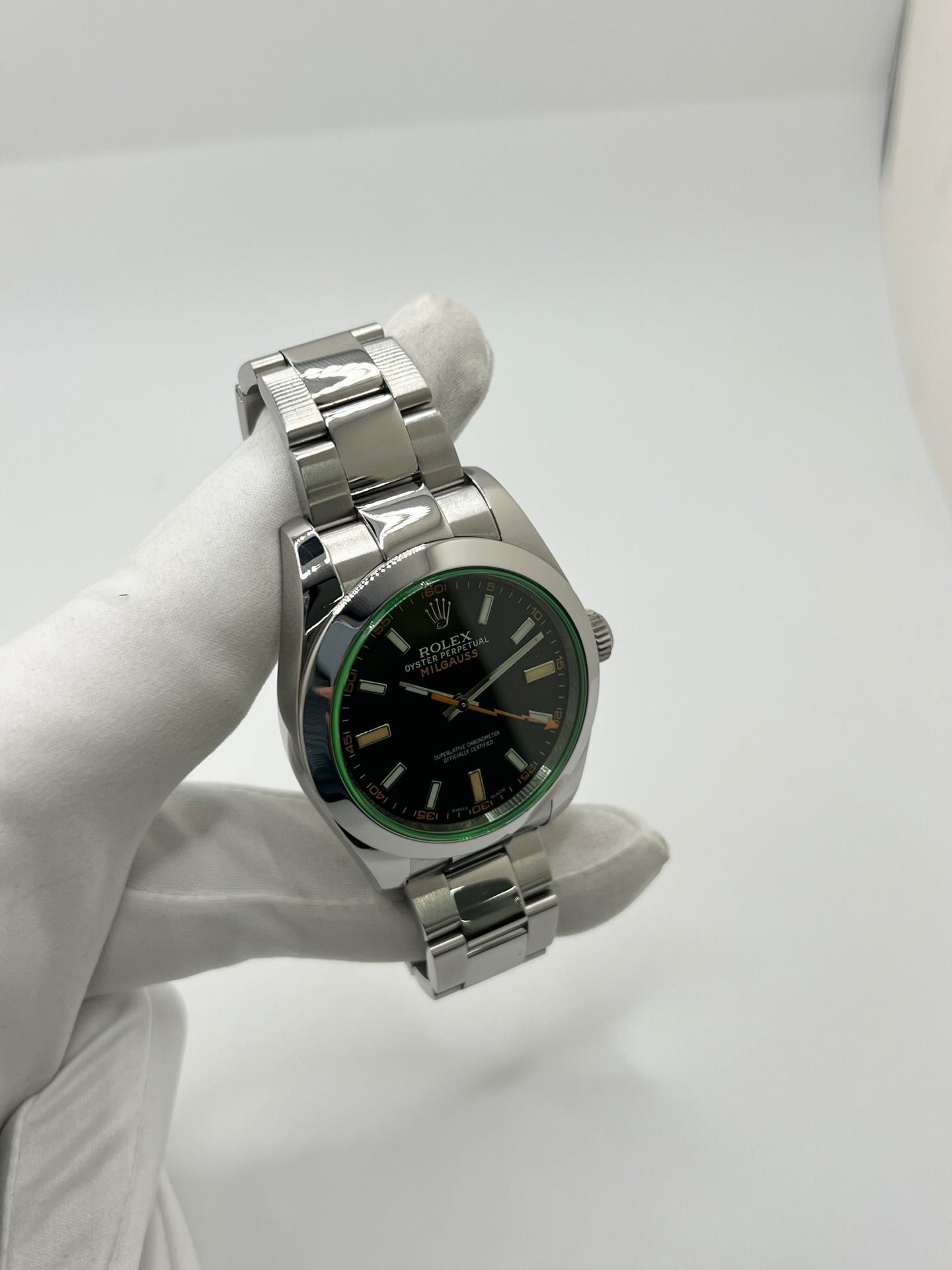 Montre Rolex Milgauss 116400GV en acier avec mouvement automatique calibre 3131, dotée d’un cadran noir sans chiffres et d’un verre saphir teinté vert emblématique. Boîtier de 40 mm étanche à 10 ATM avec bracelet acier assorti. Modèle iconique conçu pour résister aux champs magnétiques, en très bon état avec légères micro-rayures. Révisée en 2025, livrée avec coffret et papiers d’origine, disponible à Paris.