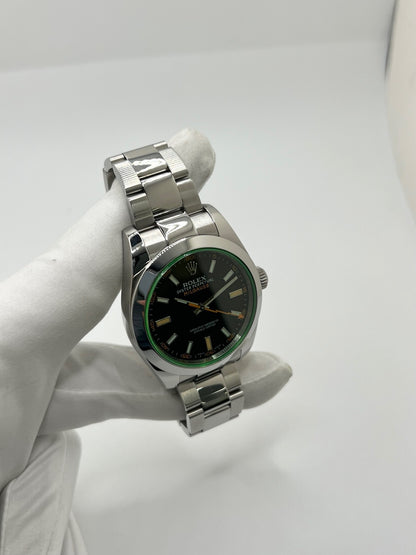 Montre Rolex Milgauss 116400GV en acier avec mouvement automatique calibre 3131, dotée d’un cadran noir sans chiffres et d’un verre saphir teinté vert emblématique. Boîtier de 40 mm étanche à 10 ATM avec bracelet acier assorti. Modèle iconique conçu pour résister aux champs magnétiques, en très bon état avec légères micro-rayures. Révisée en 2025, livrée avec coffret et papiers d’origine, disponible à Paris.