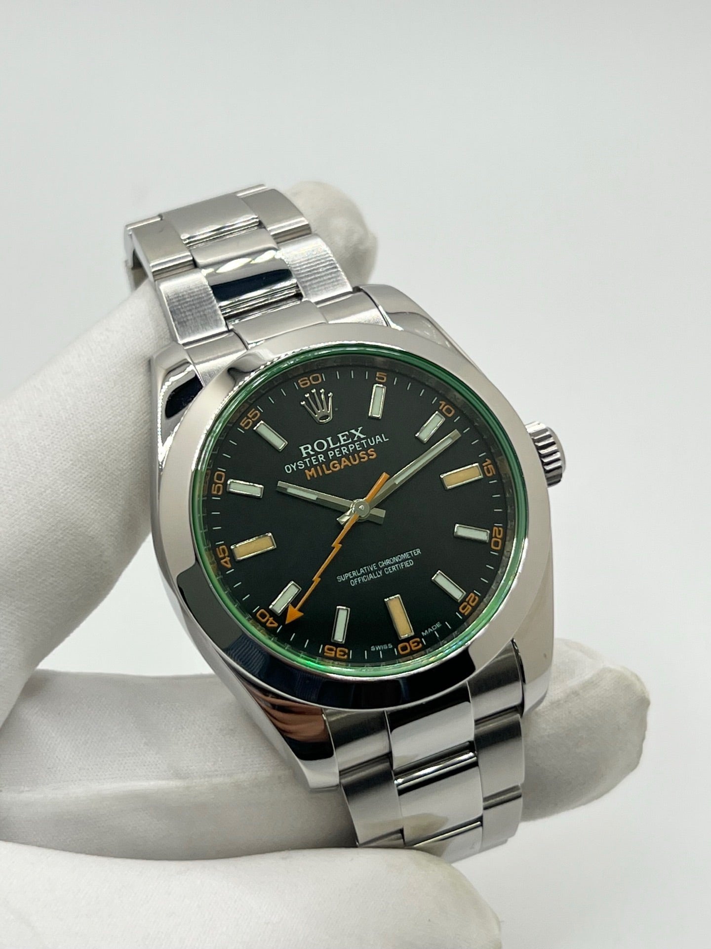 Montre Rolex Milgauss 116400GV en acier avec mouvement automatique calibre 3131, dotée d’un cadran noir sans chiffres et d’un verre saphir teinté vert emblématique. Boîtier de 40 mm étanche à 10 ATM avec bracelet acier assorti. Modèle iconique conçu pour résister aux champs magnétiques, en très bon état avec légères micro-rayures. Révisée en 2025, livrée avec coffret et papiers d’origine, disponible à Paris.