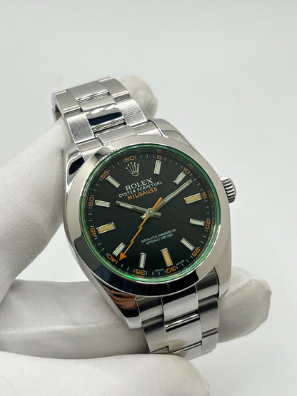 Montre Rolex Milgauss 116400GV en acier avec mouvement automatique calibre 3131, dotée d’un cadran noir sans chiffres et d’un verre saphir teinté vert emblématique. Boîtier de 40 mm étanche à 10 ATM avec bracelet acier assorti. Modèle iconique conçu pour résister aux champs magnétiques, en très bon état avec légères micro-rayures. Révisée en 2025, livrée avec coffret et papiers d’origine, disponible à Paris.