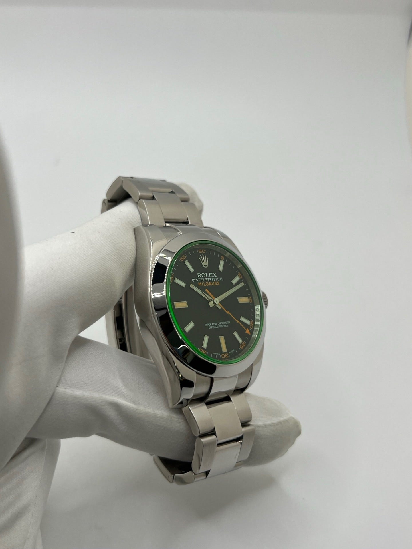 Montre Rolex Milgauss 116400GV en acier avec mouvement automatique calibre 3131, dotée d’un cadran noir sans chiffres et d’un verre saphir teinté vert emblématique. Boîtier de 40 mm étanche à 10 ATM avec bracelet acier assorti. Modèle iconique conçu pour résister aux champs magnétiques, en très bon état avec légères micro-rayures. Révisée en 2025, livrée avec coffret et papiers d’origine, disponible à Paris.