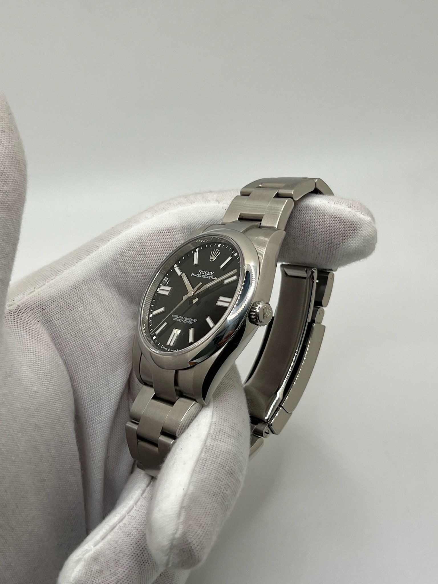 Découvrez cette Rolex Oyster Perpetual 41mm réf. 124300, modèle emblématique en acier, datant de 2022. Full set avec boîte et papiers d’origine, cette montre automatique au cadran noir offre élégance et fiabilité. Révisée en juillet 2025, en excellent état avec légères traces d’usure. Disponible à Paris. Montre homme/unisexe idéale pour collectionneurs et amateurs de garde-temps de luxe.