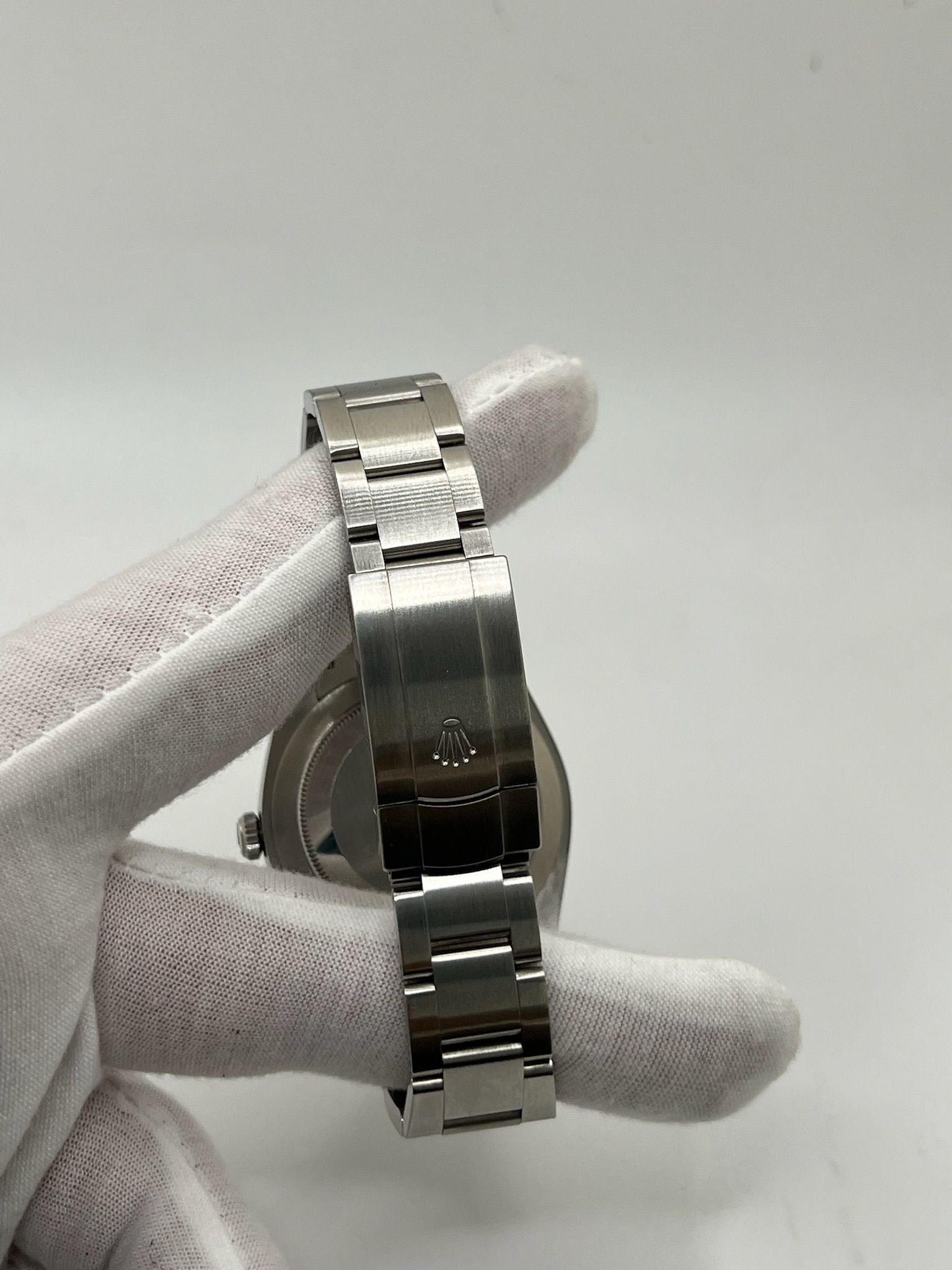 Découvrez cette Rolex Oyster Perpetual 41mm réf. 124300, modèle emblématique en acier, datant de 2022. Full set avec boîte et papiers d’origine, cette montre automatique au cadran noir offre élégance et fiabilité. Révisée en juillet 2025, en excellent état avec légères traces d’usure. Disponible à Paris. Montre homme/unisexe idéale pour collectionneurs et amateurs de garde-temps de luxe.