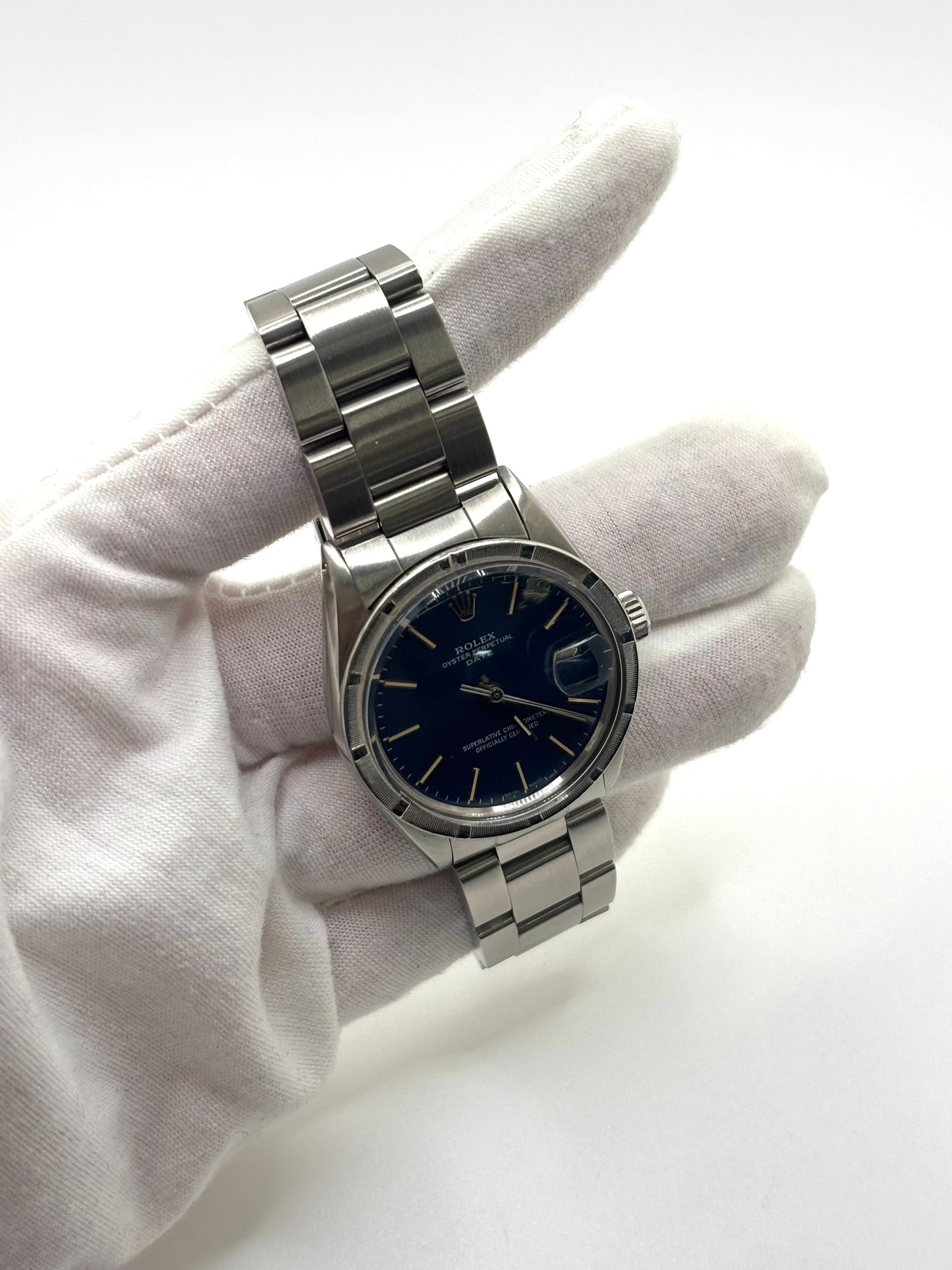 Montre Rolex Oyster Perpetual Date référence 1501 en acier, modèle vintage de 1968, dotée d’un boîtier de 34 mm, d’un cadran bleu sans chiffres et d’un verre plexiglas. Cette montre automatique est animée par le calibre Rolex 1570 avec réserve de marche de 40 heures et fonction date. Bracelet en acier avec boucle déployante pliante, étanchéité 10 ATM. Montre d’occasion en très bon état, révisée en janvier 2026.