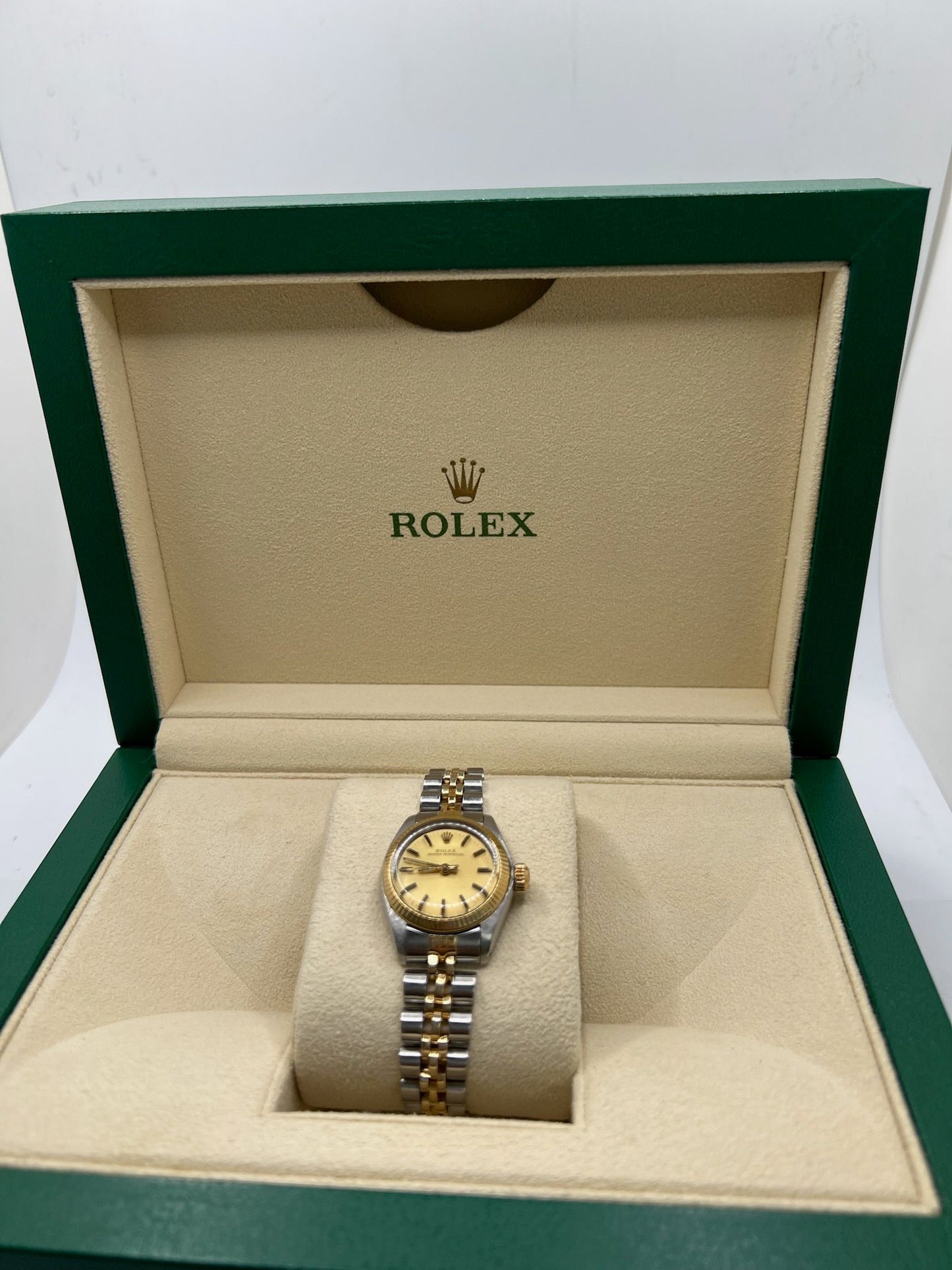 Montre de luxe pour femme, la Rolex Oyster Perpetual Lady 26 mm séduit par son élégance intemporelle. Dotée d’un boîtier en acier et d’un bracelet Jubilee raffiné, elle incarne le savoir-faire Rolex. Idéale pour les poignets fins, cette montre automatique allie précision, style et discrétion au quotidien.