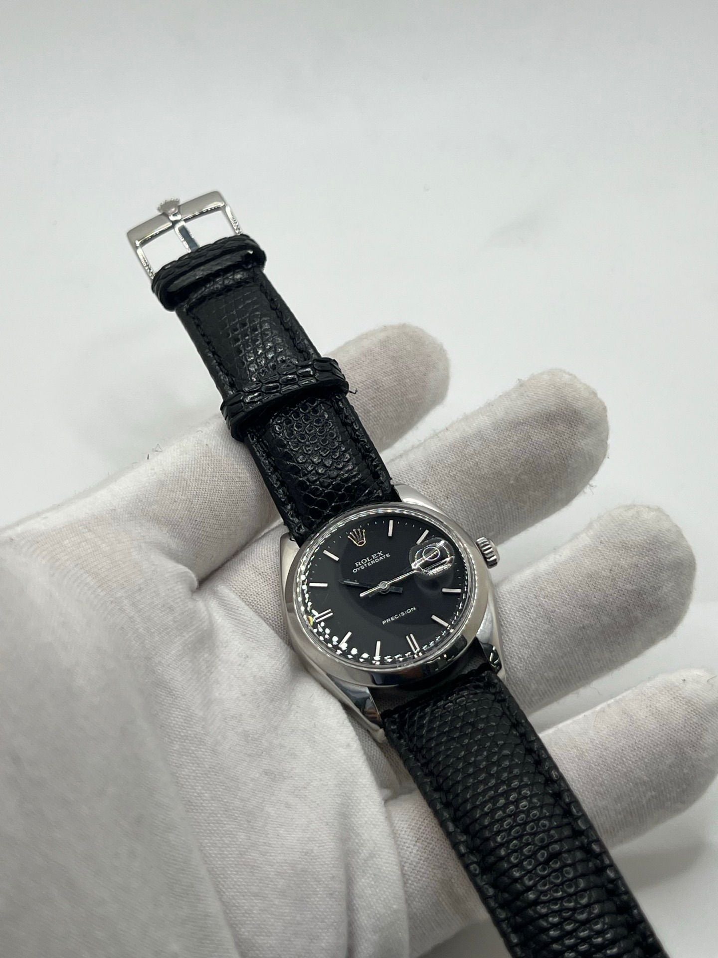 Montre Rolex Oysterdate Precision 6694, modèle vintage emblématique des années 60 en acier avec cadran noir et bracelet en cuir de lézard. Équipée d’un mouvement à remontage manuel calibre 1225, cette Rolex 6694 allie élégance intemporelle et précision horlogère, idéale pour les amateurs de montres classiques et raffinées.