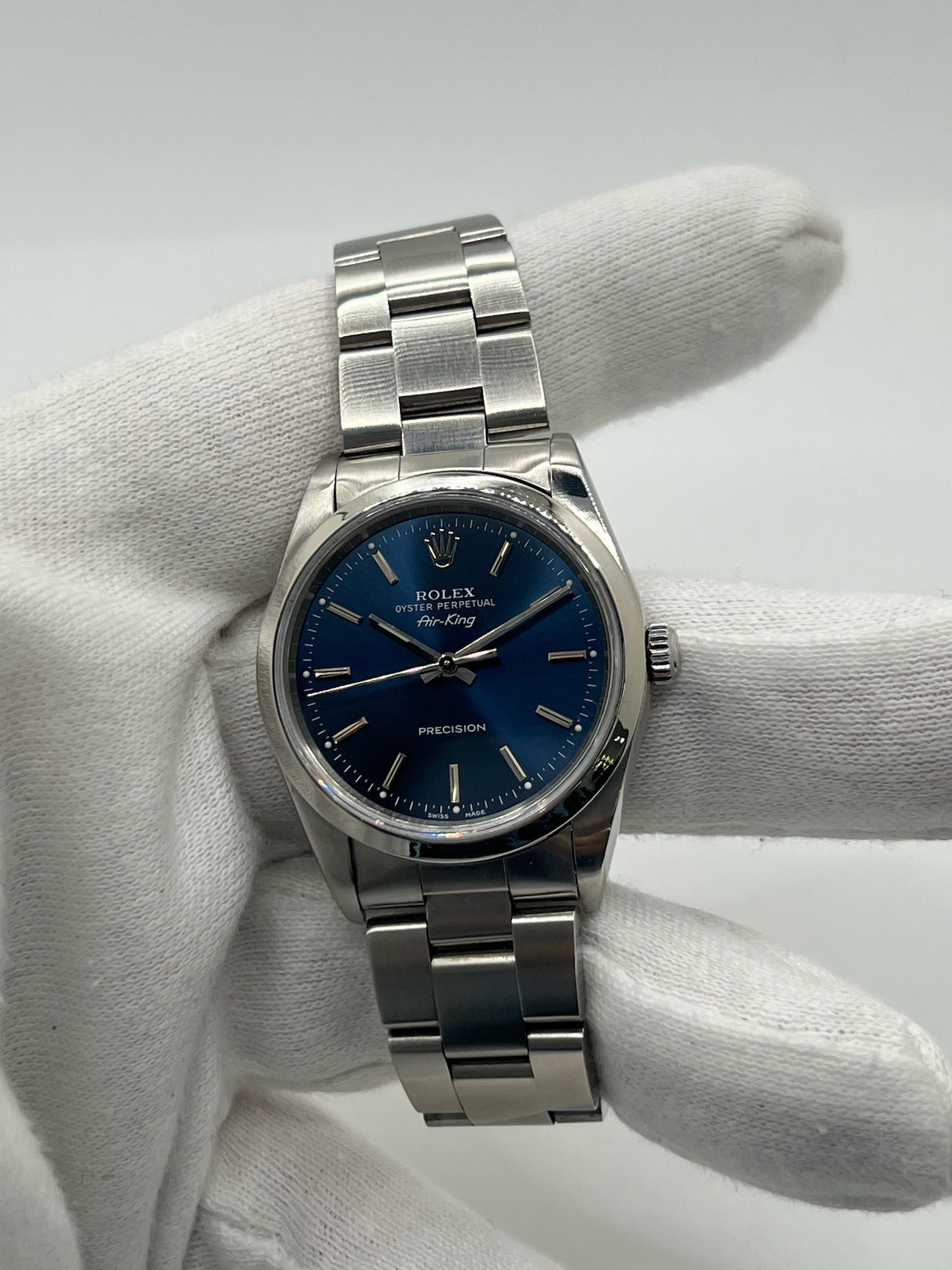 Découvrez la montre Rolex Air-King 14000M, un modèle emblématique de la célèbre marque suisse. Cette montre de luxe est accompagnée de sa boîte d'origine, garantissant son authenticité et sa valeur. Avec son design intemporel et sa précision exceptionnelle, la Rolex Air-King 14000M est l'accessoire idéal pour les collectionneurs et les amateurs de montres haut de gamme.