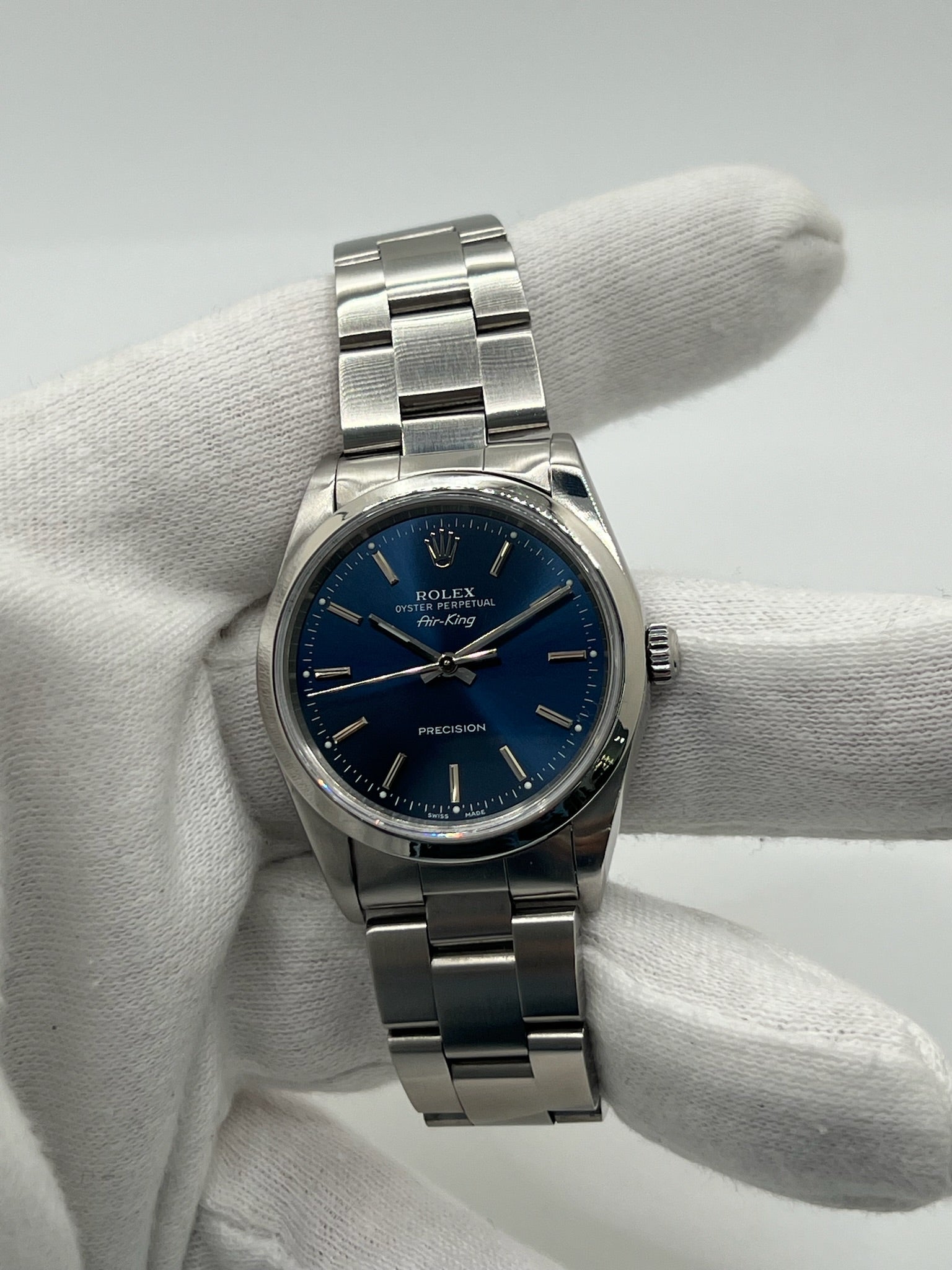 Découvrez la montre Rolex Air-King 14000M, un modèle emblématique de la célèbre marque suisse. Cette montre de luxe est accompagnée de sa boîte d'origine, garantissant son authenticité et sa valeur. Avec son design intemporel et sa précision exceptionnelle, la Rolex Air-King 14000M est l'accessoire idéal pour les collectionneurs et les amateurs de montres haut de gamme.