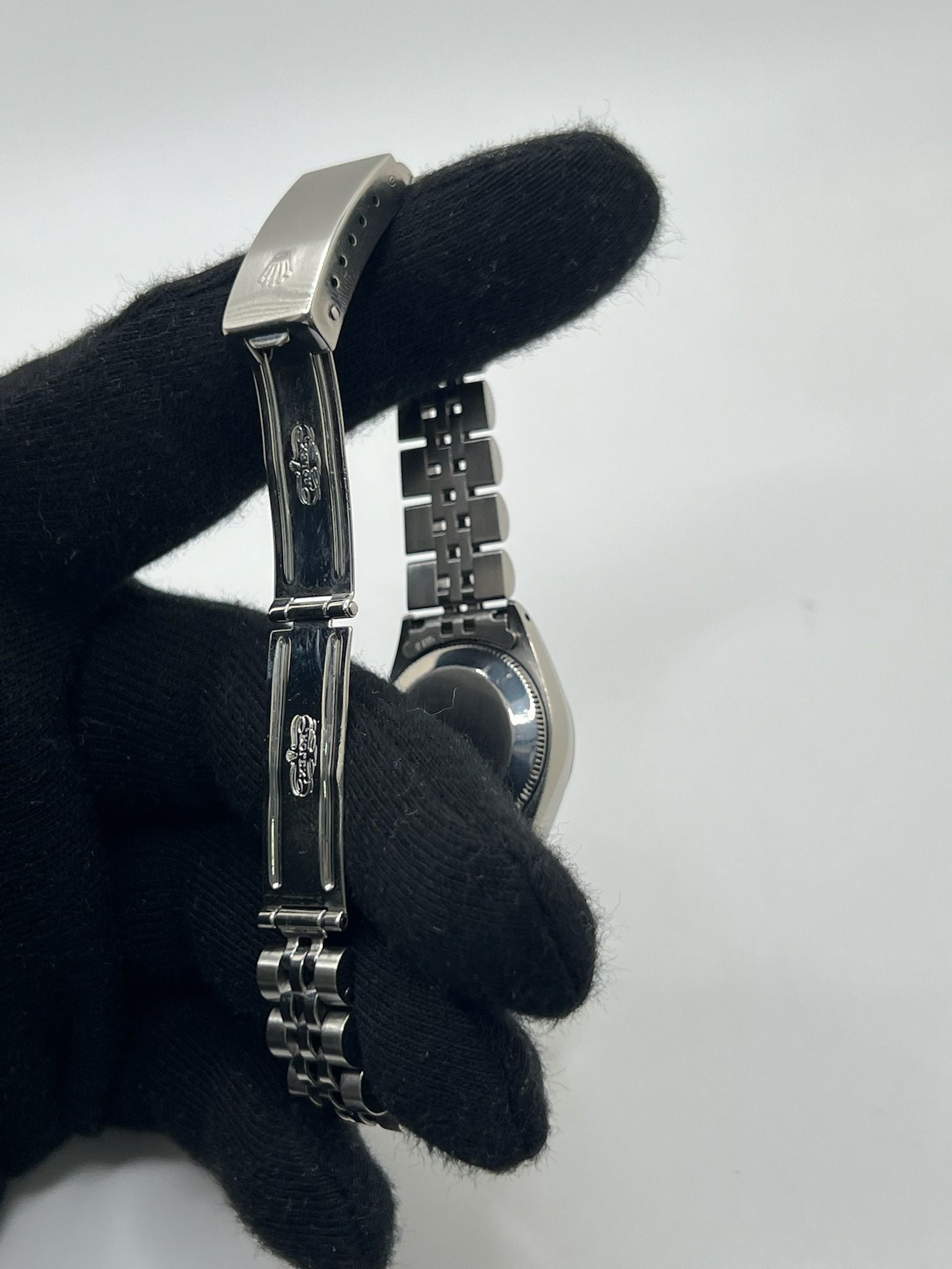 Découvrez la Rolex Oyster Perpetual Lady 26 mm, une montre automatique pour femme alliant élégance intemporelle et précision suisse. Ce modèle emblématique en acier, au cadran blanc raffiné, est parfait pour un usage quotidien ou des occasions spéciales. Avec son boîtier de 26 mm et son bracelet en acier, cette montre Rolex féminine incarne le luxe discret et la fiabilité de la maison horlogère.