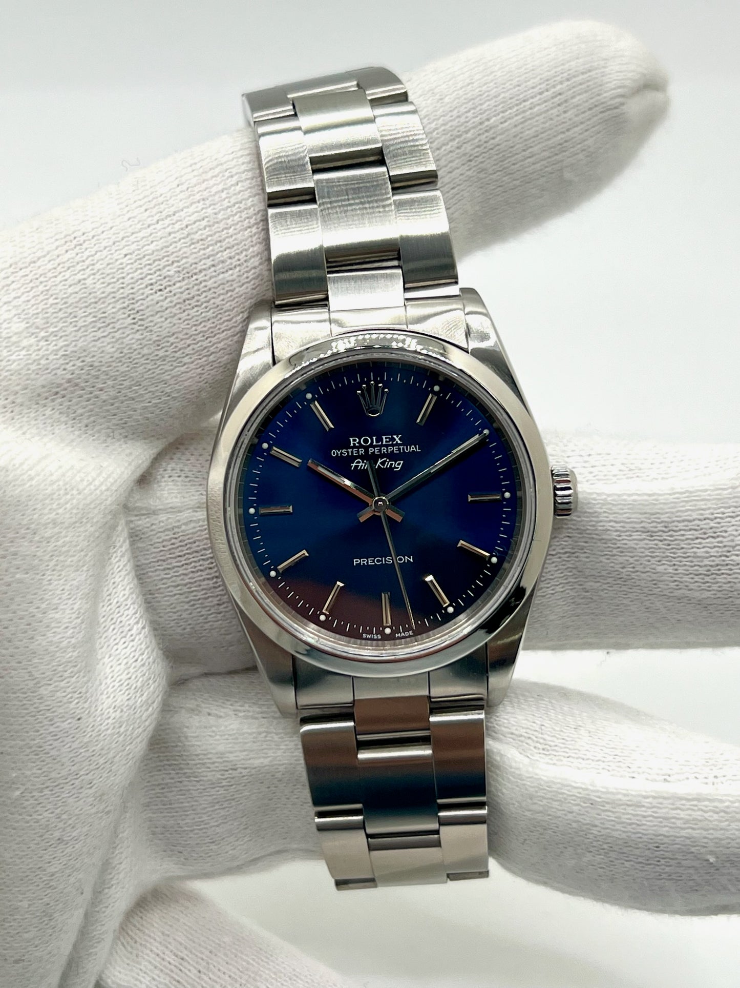 Découvrez la montre Rolex Air-King 14000M, un modèle emblématique de la célèbre marque suisse. Cette montre de luxe est accompagnée de sa boîte d'origine, garantissant son authenticité et sa valeur. Avec son design intemporel et sa précision exceptionnelle, la Rolex Air-King 14000M est l'accessoire idéal pour les collectionneurs et les amateurs de montres haut de gamme.