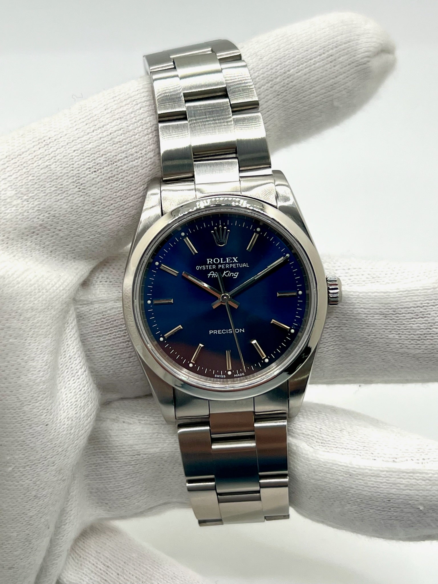Découvrez la montre Rolex Air-King 14000M, un modèle emblématique de la célèbre marque suisse. Cette montre de luxe est accompagnée de sa boîte d'origine, garantissant son authenticité et sa valeur. Avec son design intemporel et sa précision exceptionnelle, la Rolex Air-King 14000M est l'accessoire idéal pour les collectionneurs et les amateurs de montres haut de gamme.