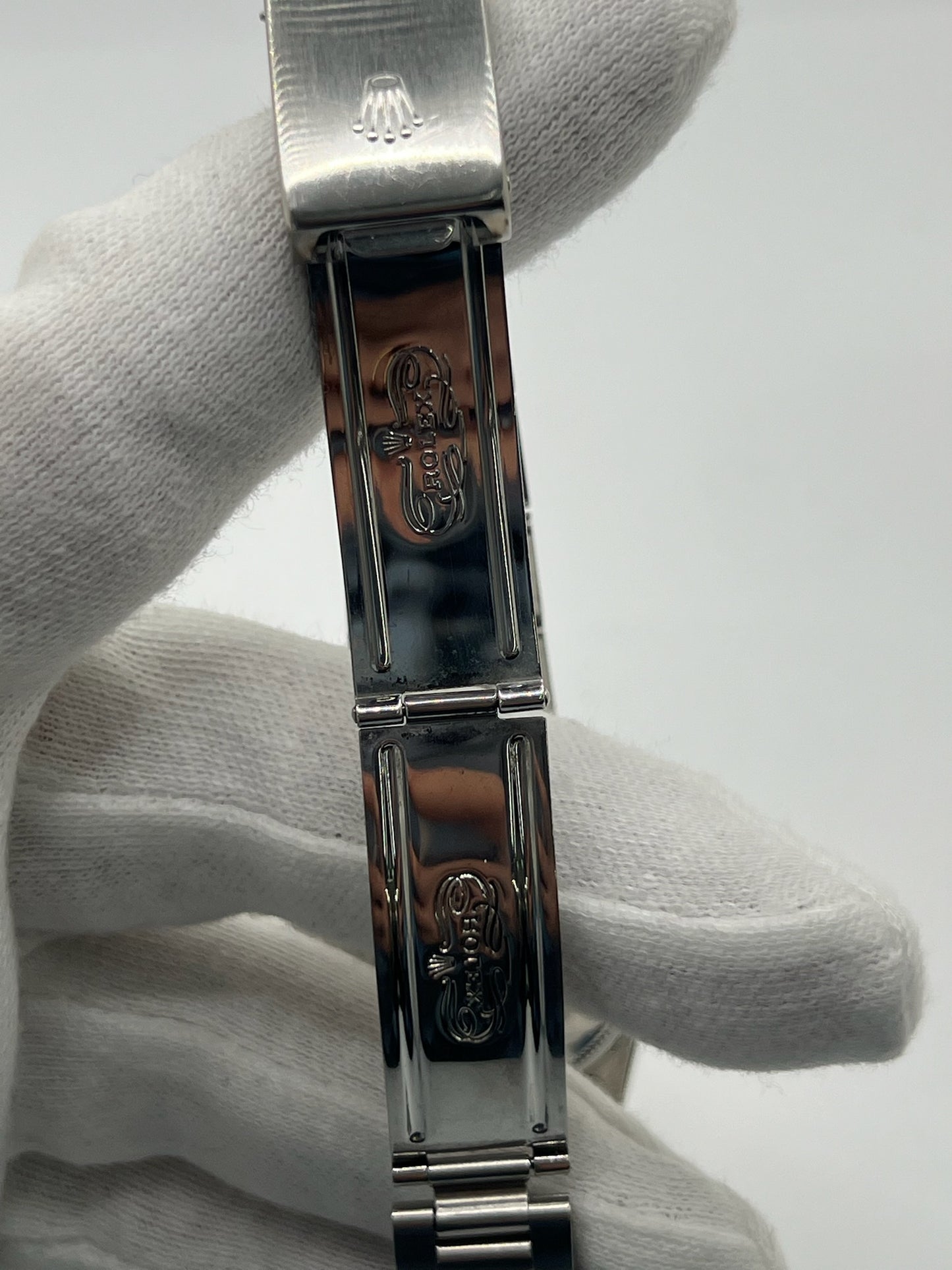 Découvrez la montre Rolex Air-King 14000M, un modèle emblématique de la célèbre marque suisse. Cette montre de luxe est accompagnée de sa boîte d'origine, garantissant son authenticité et sa valeur. Avec son design intemporel et sa précision exceptionnelle, la Rolex Air-King 14000M est l'accessoire idéal pour les collectionneurs et les amateurs de montres haut de gamme.