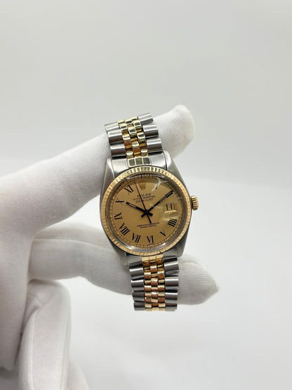 Montre Rolex Datejust 16013 vintage en très bon état, datant de 1979, équipée d’un mouvement automatique calibre 3035 avec 42 heures de réserve de marche. Son boîtier de 36 mm en or et acier possède une lunette en or jaune et un verre Plexiglas. Son cadran or à chiffres romains est accompagné d’un bracelet or et acier. Cette Rolex Datejust dispose également d’une fonction date et d’une étanchéité à 10 ATM.