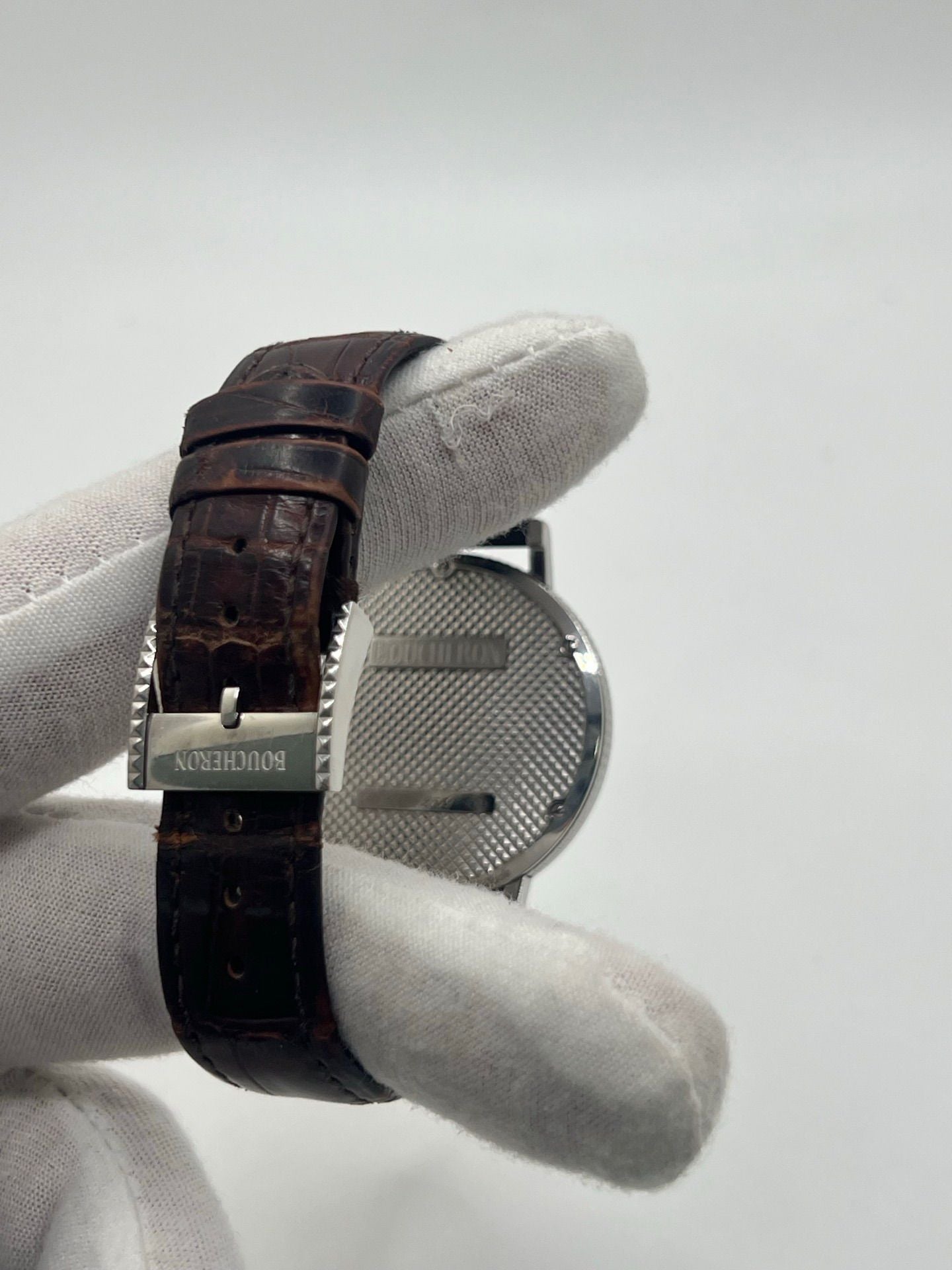 Découvrez l’élégance intemporelle de la Boucheron Ronde Clous de Paris, une montre Boucheron haut de gamme alliant raffinement et savoir-faire horloger. Ce modèle Ronde Clous de Paris se distingue par son cadran en nacre, subtilement mis en valeur par un boîtier en acier de 38 mm et un bracelet en peau d’alligator brun, synonyme de luxe et de confort.