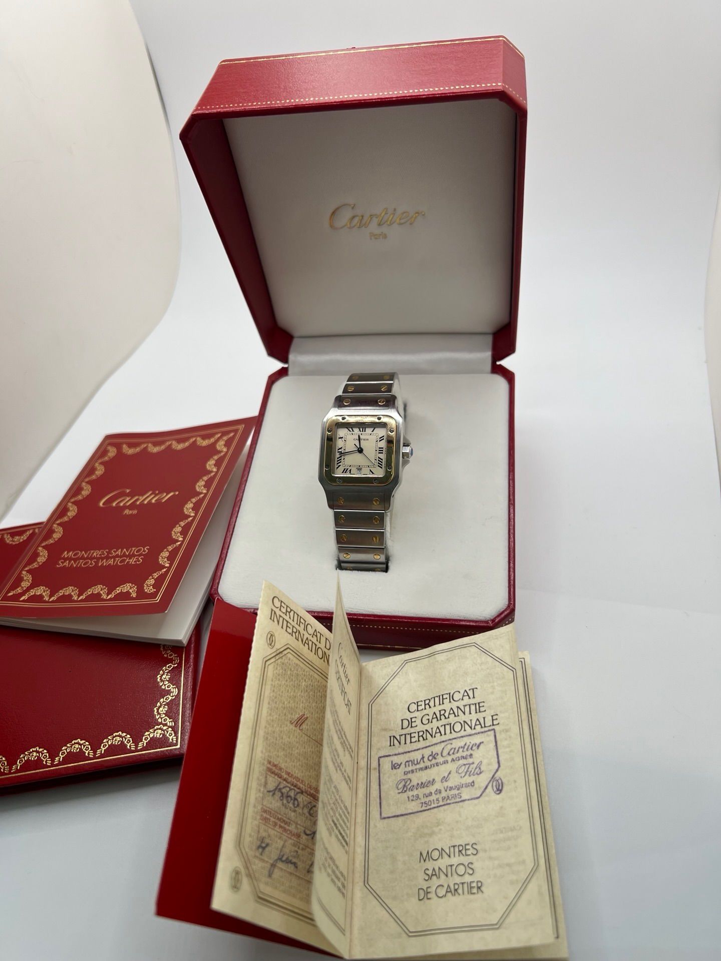 Montre Santos Galbée référence 1566 en acier, au boîtier arrondi emblématique et au bracelet intégré à vis apparentes. Modèle élégant au cadran épuré, apprécié pour son style intemporel et sa silhouette galbée confortable. Pièce horlogère recherchée par les amateurs de montres classiques et de design iconique.