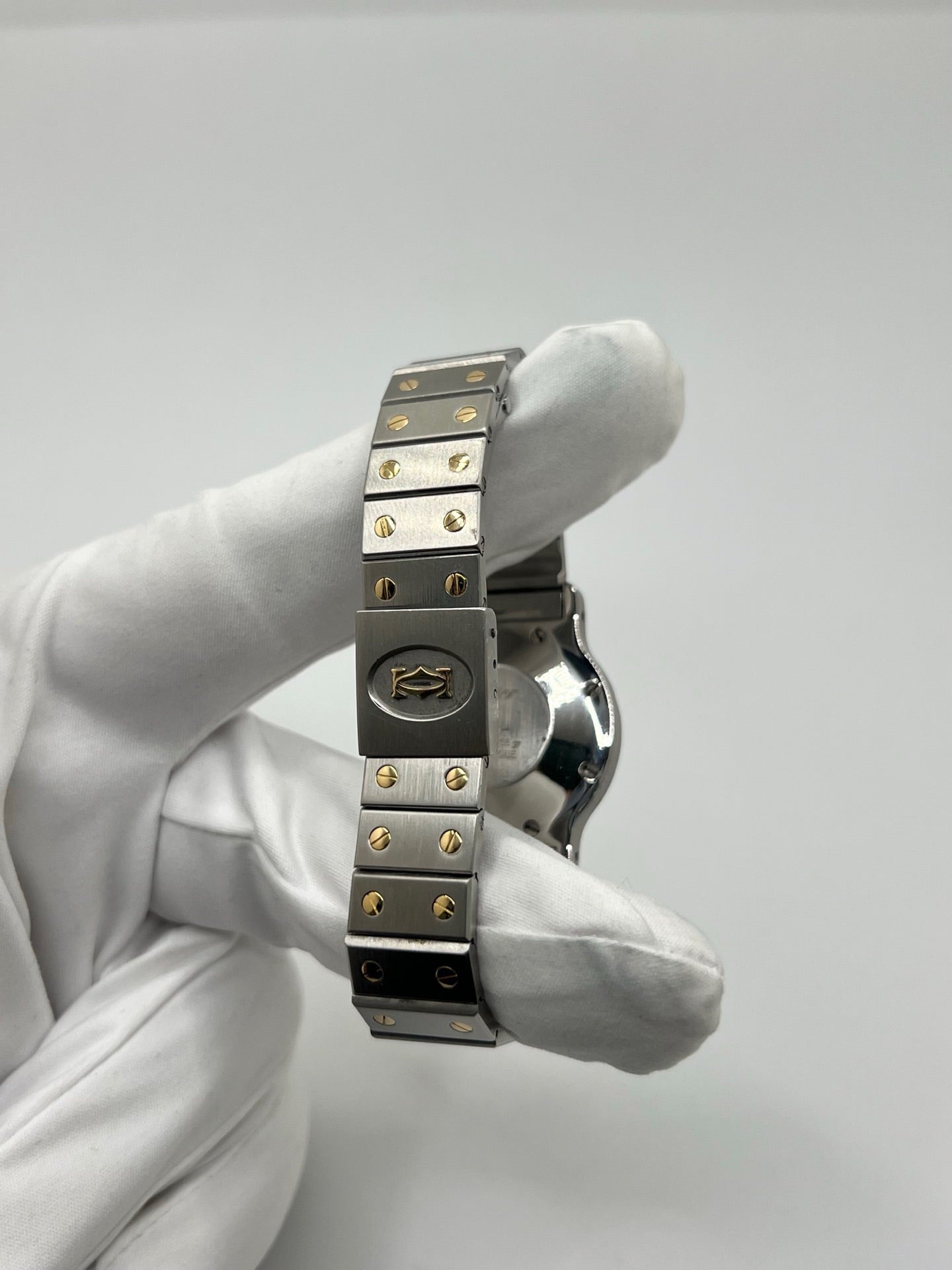 Montre Cartier Santos Octogonale 2966 en acier et or avec mouvement automatique, cadran blanc à chiffres romains et verre saphir. Modèle vintage élégant de 30 mm avec bracelet assorti et fonction date. Pièce d’occasion en très bon état, présentant de légères micro-rayures. Design iconique, idéal pour homme ou unisexe, livré avec coffret d’origine, disponible immédiatement à Paris.