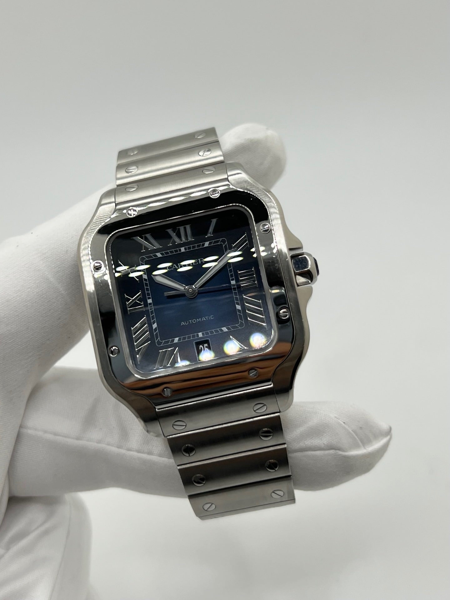 Montre Cartier Santos WSSA0030 en acier avec boîtier carré de 39,8 x 40 mm, cadran bleu à chiffres romains et aiguilles luminescentes. Modèle automatique équipé du calibre 1847 MC avec fonction date et verre saphir. Bracelet acier avec boucle déployante assurant confort et élégance. Montre de luxe sportive et iconique, idéale pour un usage quotidien ou une collection horlogère raffinée. Pièce d’occasion en très bon état, révisée, avec coffret et papiers d’origine.