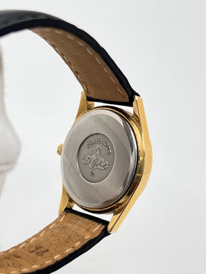 Montre Omega Seamaster 5960035 en très bon état, équipée d’un mouvement quartz et d’un boîtier plaqué or de 25 mm. Son cadran or à chiffres arabes est protégé par un verre saphir. Cette Omega Seamaster possède un bracelet en cuir noir avec boucle ardillon en acier. Destinée aux femmes, cette montre élégante dispose également d’une fonction date et est livrée avec son coffret d’origine. Un modèle intemporel alliant élégance et raffinement.