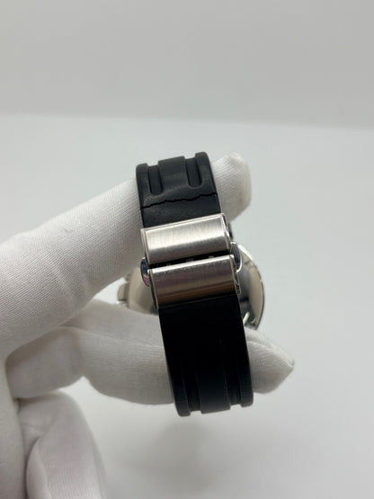 Montre Montblanc Sport 7034-PL en très bon état, équipée d’un mouvement à remontage automatique et d’un boîtier en acier de 41 mm. Son cadran argent sans chiffres est protégé par un verre saphir. Cette montre Montblanc Sport possède un bracelet en caoutchouc noir avec boucle déployante double en acier. Étanche jusqu’à 20 ATM, ce modèle homme ou unisexe associe design sportif, élégance et confort au quotidien.